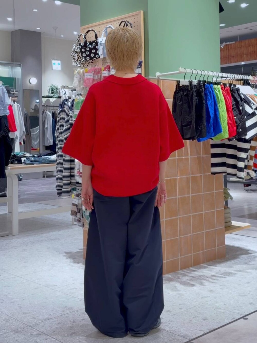 ブルー系のデニムパンツ、レッド系のTシャツ/カットソーを着用したレディースの春コーディネートの3枚目の写真