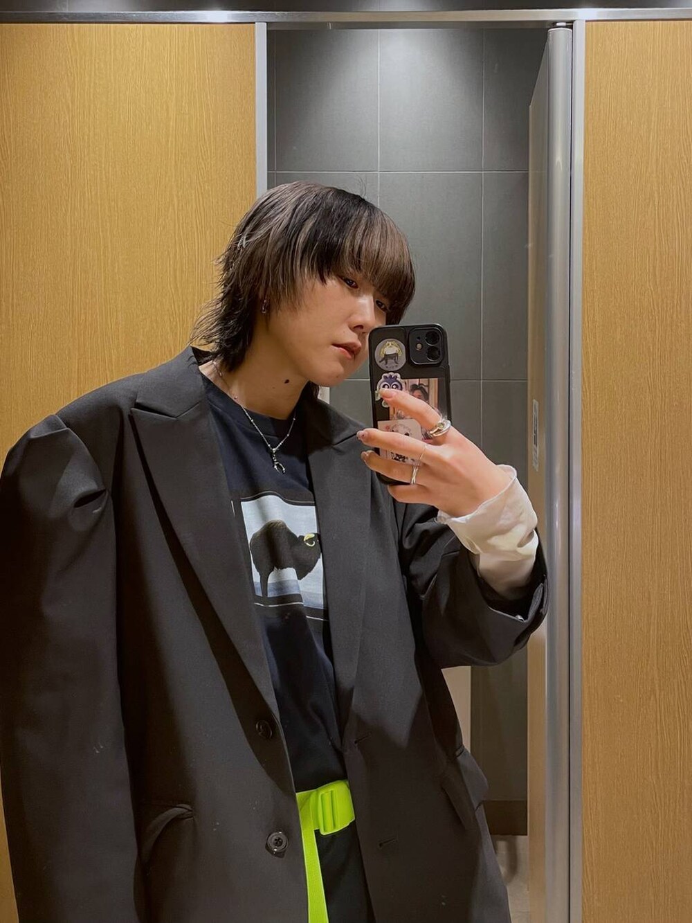 グレー系のテーラードジャケットを着用したレディースの春コーディネートの3枚目の写真