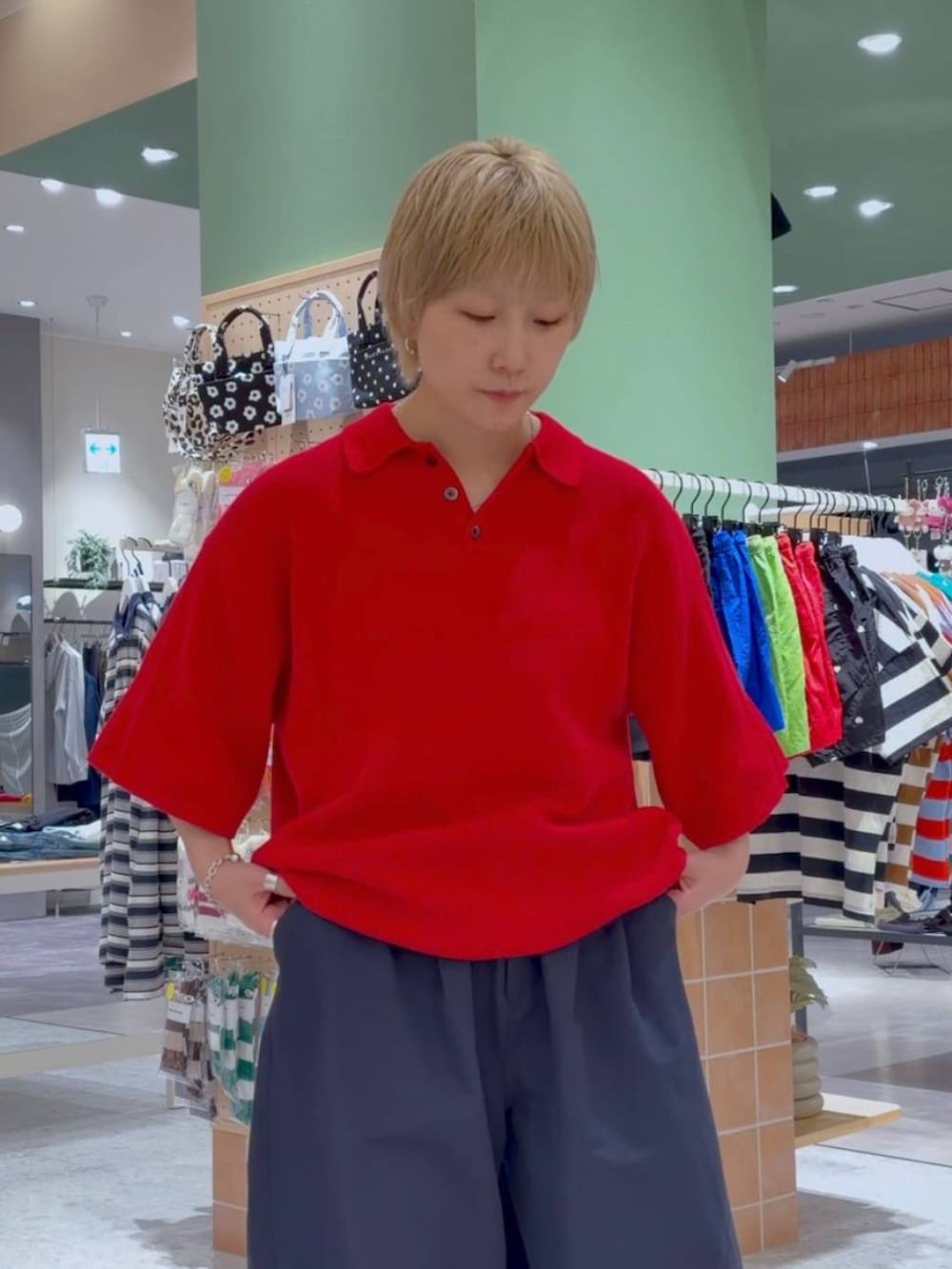 ブルー系のデニムパンツ、レッド系のTシャツ/カットソーを着用したレディースの春コーディネートの4枚目の写真