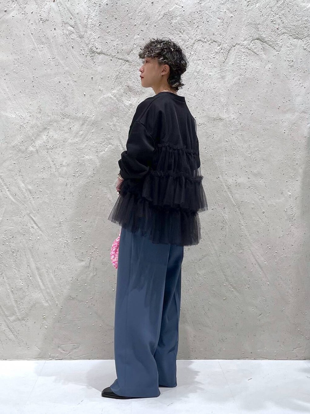 ブラック系のパンプス、ブルー系のその他パンツ、ピンク系のショルダーバッグを着用したレディースの秋コーディネートの4枚目の写真