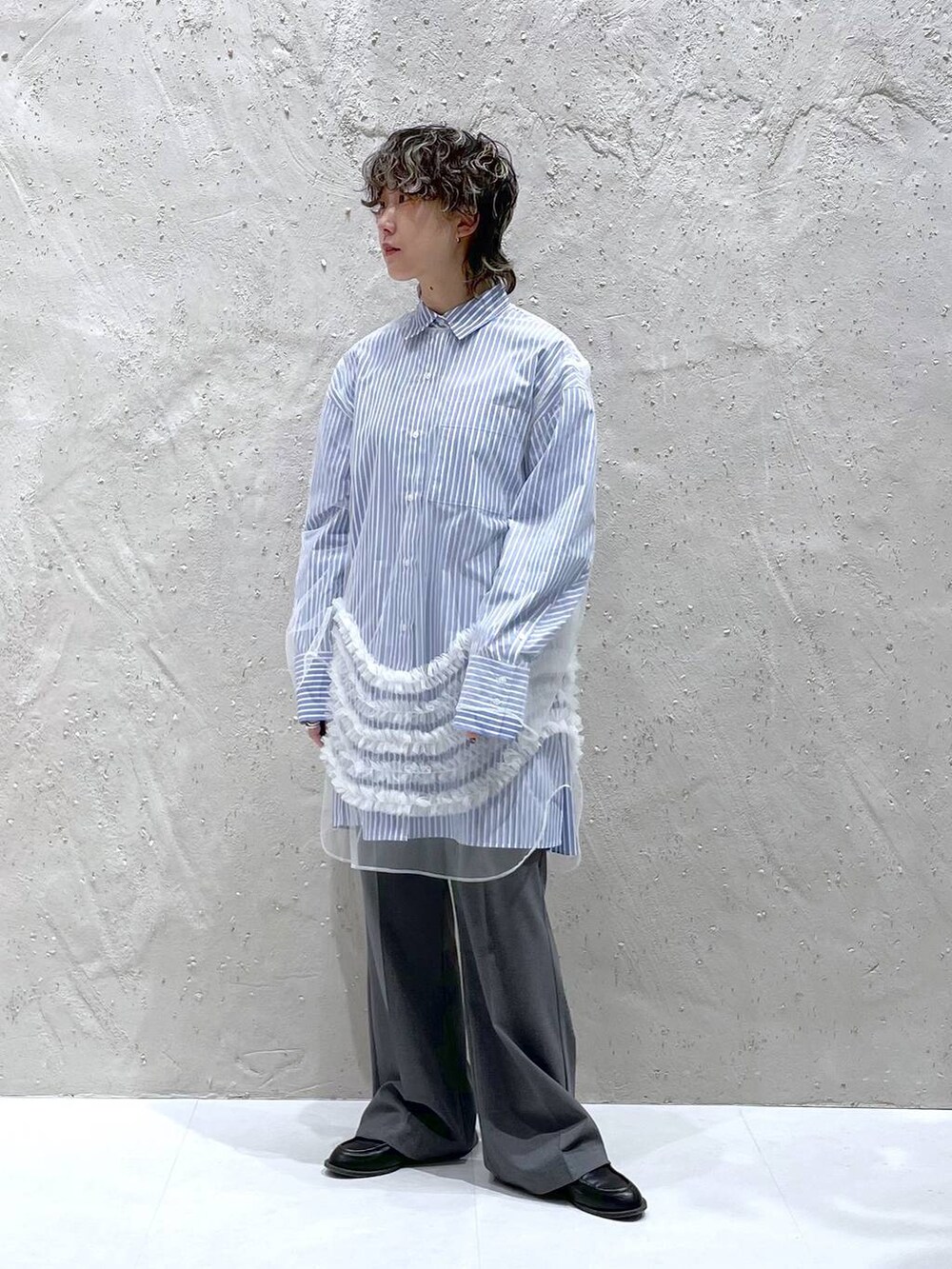 グレー系のその他パンツ、ブルー系のシャツ/ブラウス、ホワイト系のシャツ/ブラウスを着用したレディースの春コーディネートの6枚目の写真