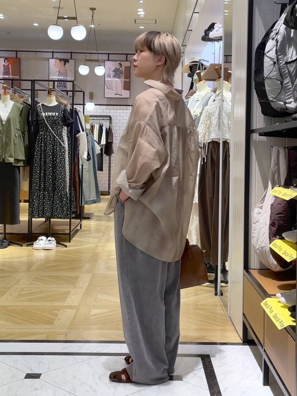 その他のシャツ/ブラウス、ブラウン系のサンダル、ブラウン系のショルダーバッグを着用したレディースの夏コーディネートの2枚目の写真