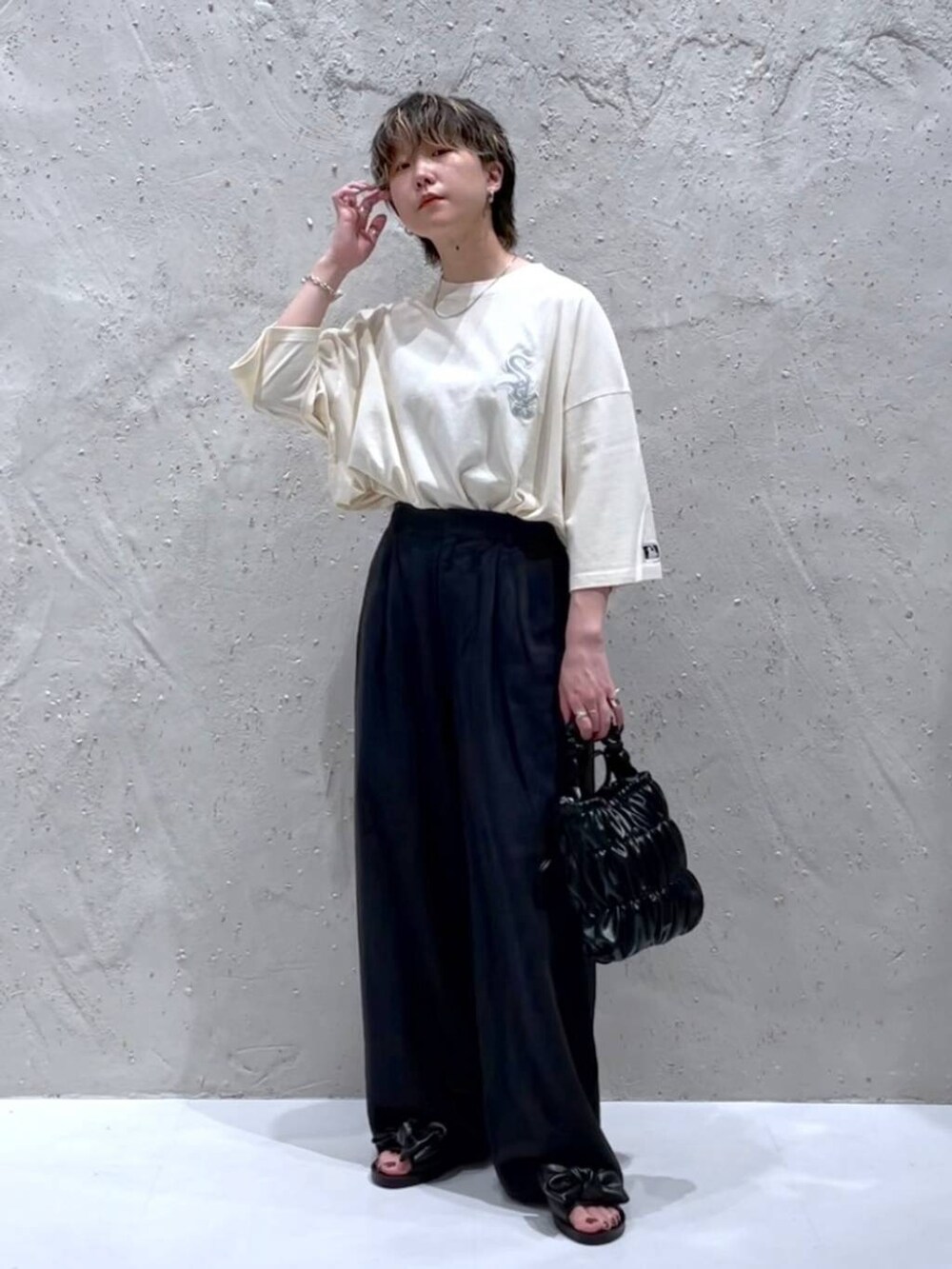 ホワイト系のTシャツ/カットソー、ブラック系のサンダル、ブラック系のショルダーバッグを着用したレディースの夏コーディネートの5枚目の写真