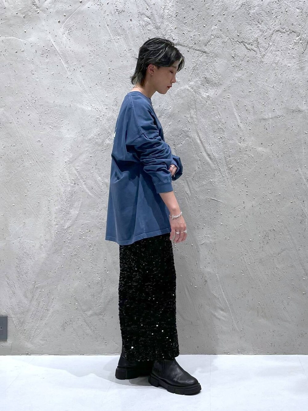 ブラック系のスカート、ブルー系のTシャツ/カットソーを着用したレディースの夏コーディネートの4枚目の写真