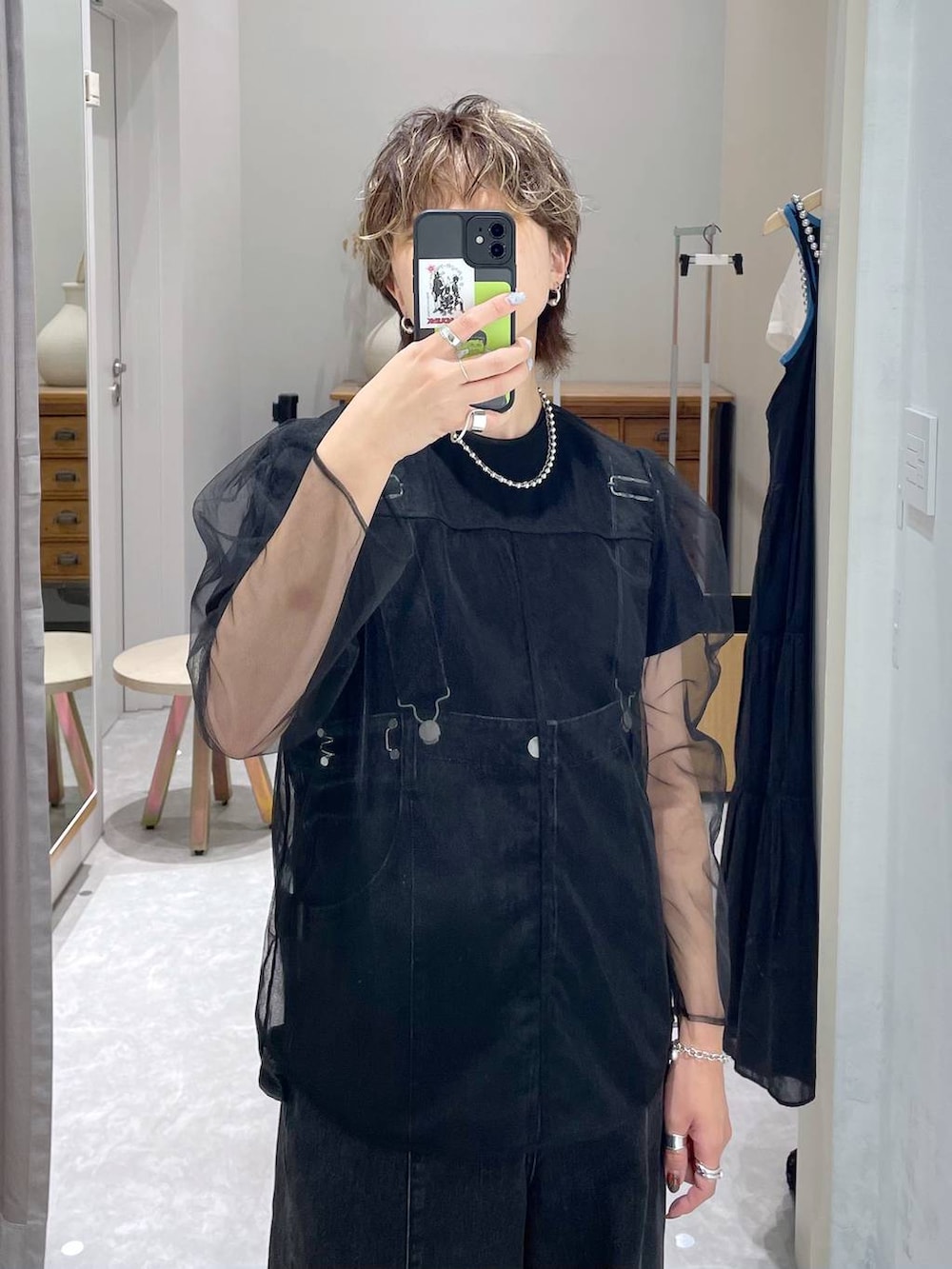 グレー系のデニムパンツ、ブラック系のTシャツ/カットソー、ブラック系のシャツ/ブラウスを着用したレディースの夏コーディネートの6枚目の写真