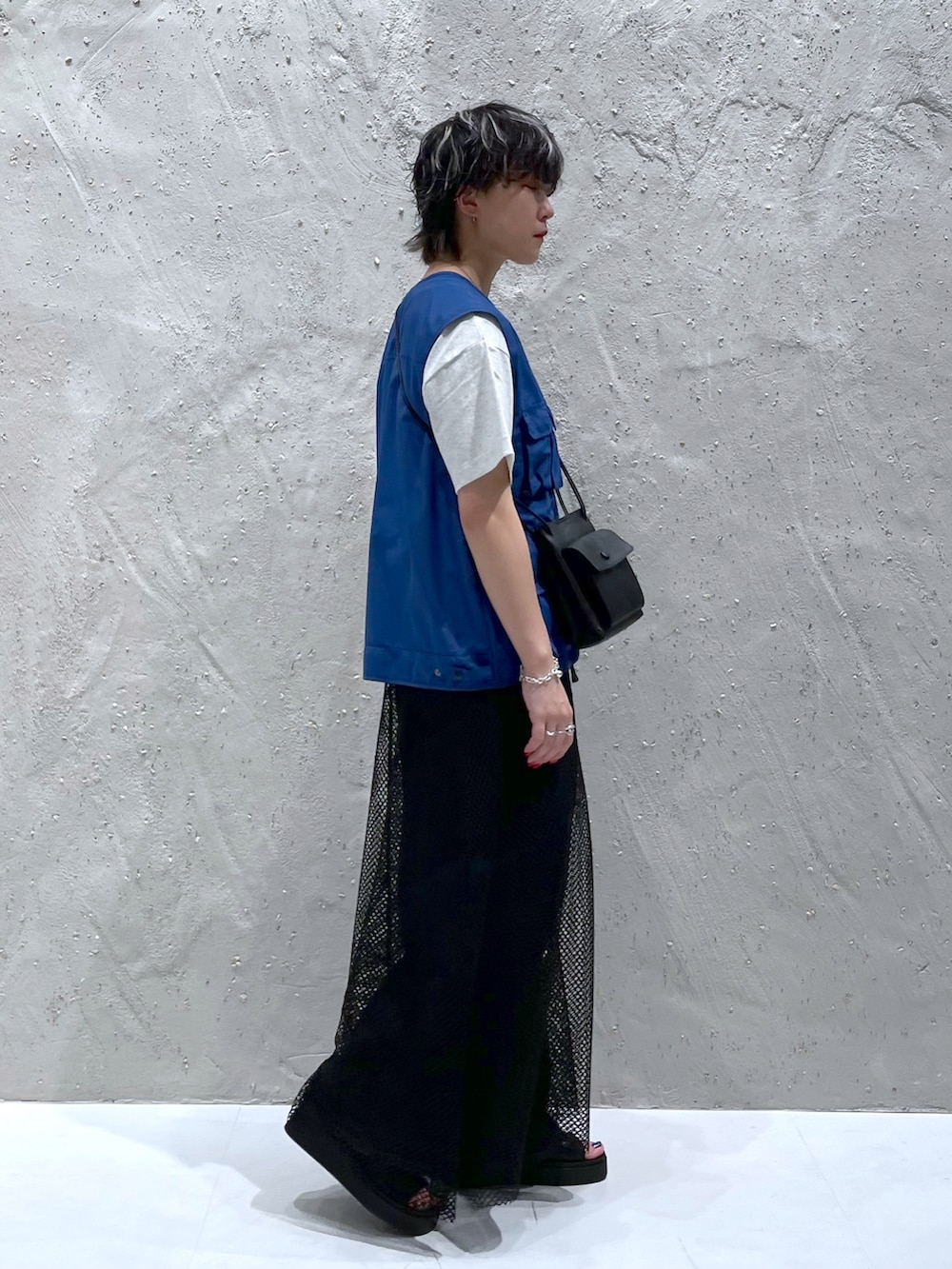 グレー系のTシャツ/カットソー、ブルー系のその他アウター、ブラック系のショルダーバッグを着用したレディースの春コーディネートの3枚目の写真