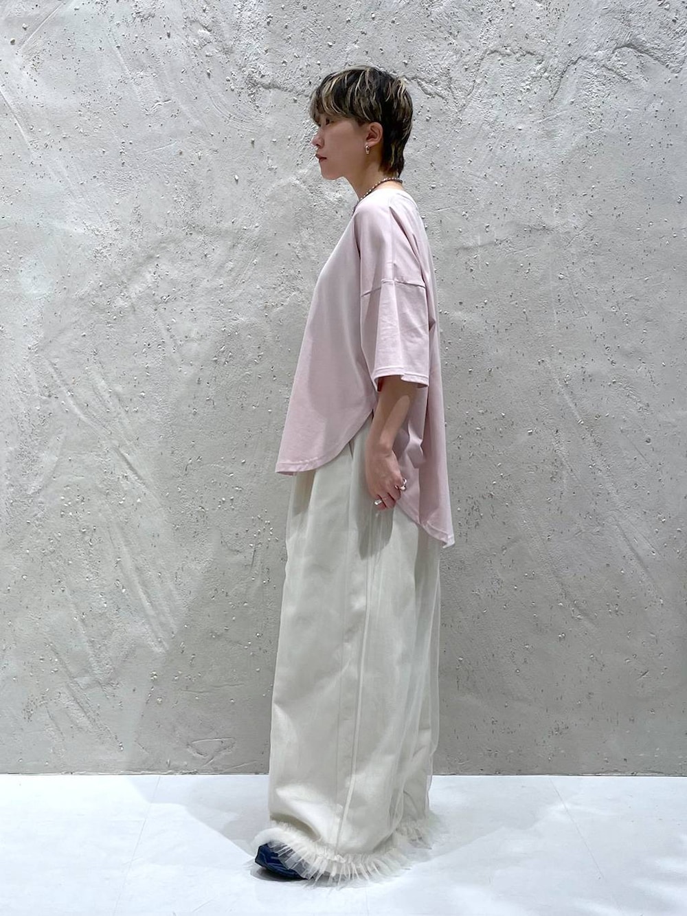 ベージュ系のその他パンツ、ピンク系のTシャツ/カットソー、ホワイト系のその他パンツを着用したレディースの春コーディネートの4枚目の写真