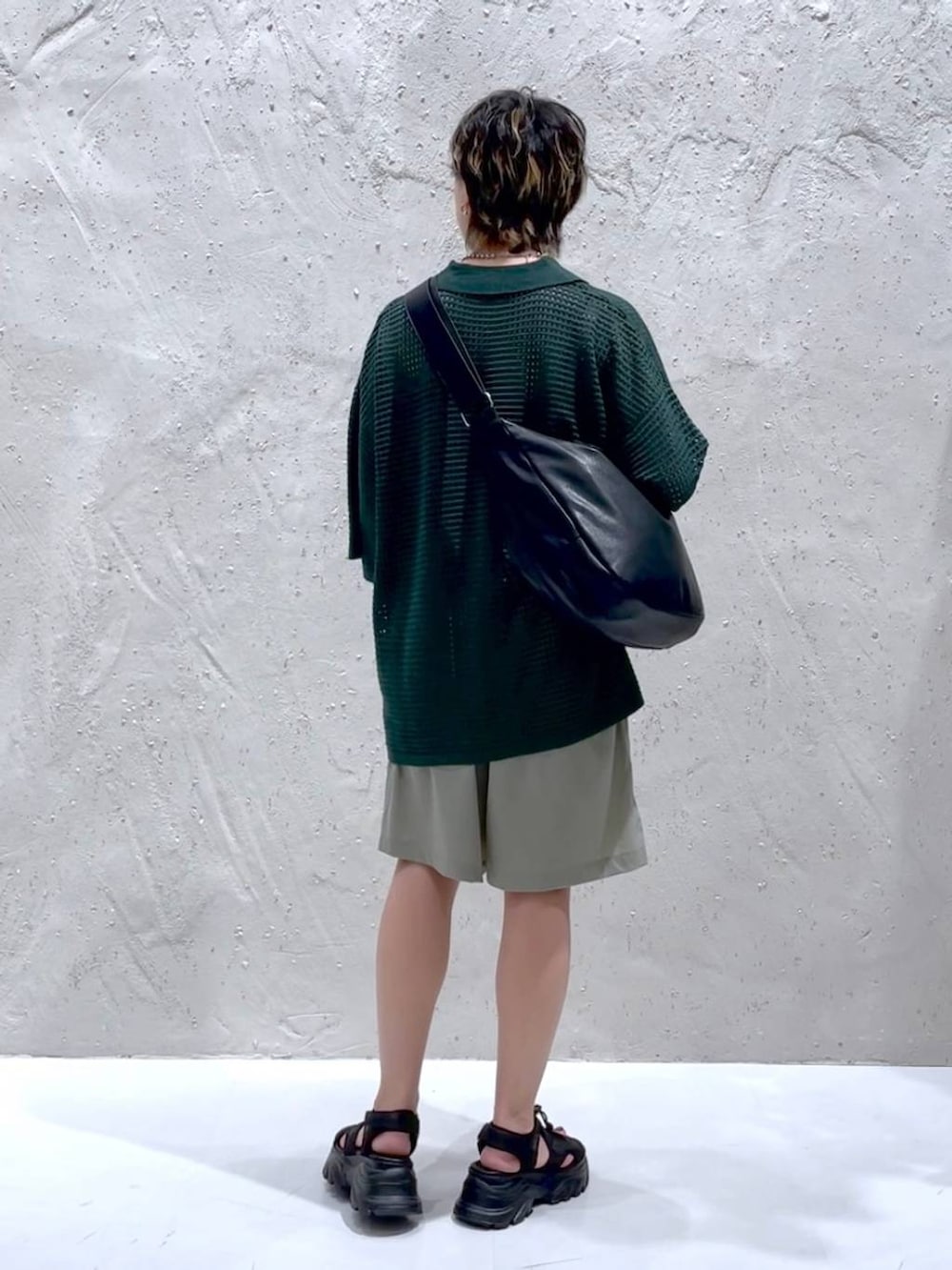 ブラック系のサンダル、グレー系のその他パンツ、ブラック系のショルダーバッグを着用したレディースの夏コーディネートの3枚目の写真