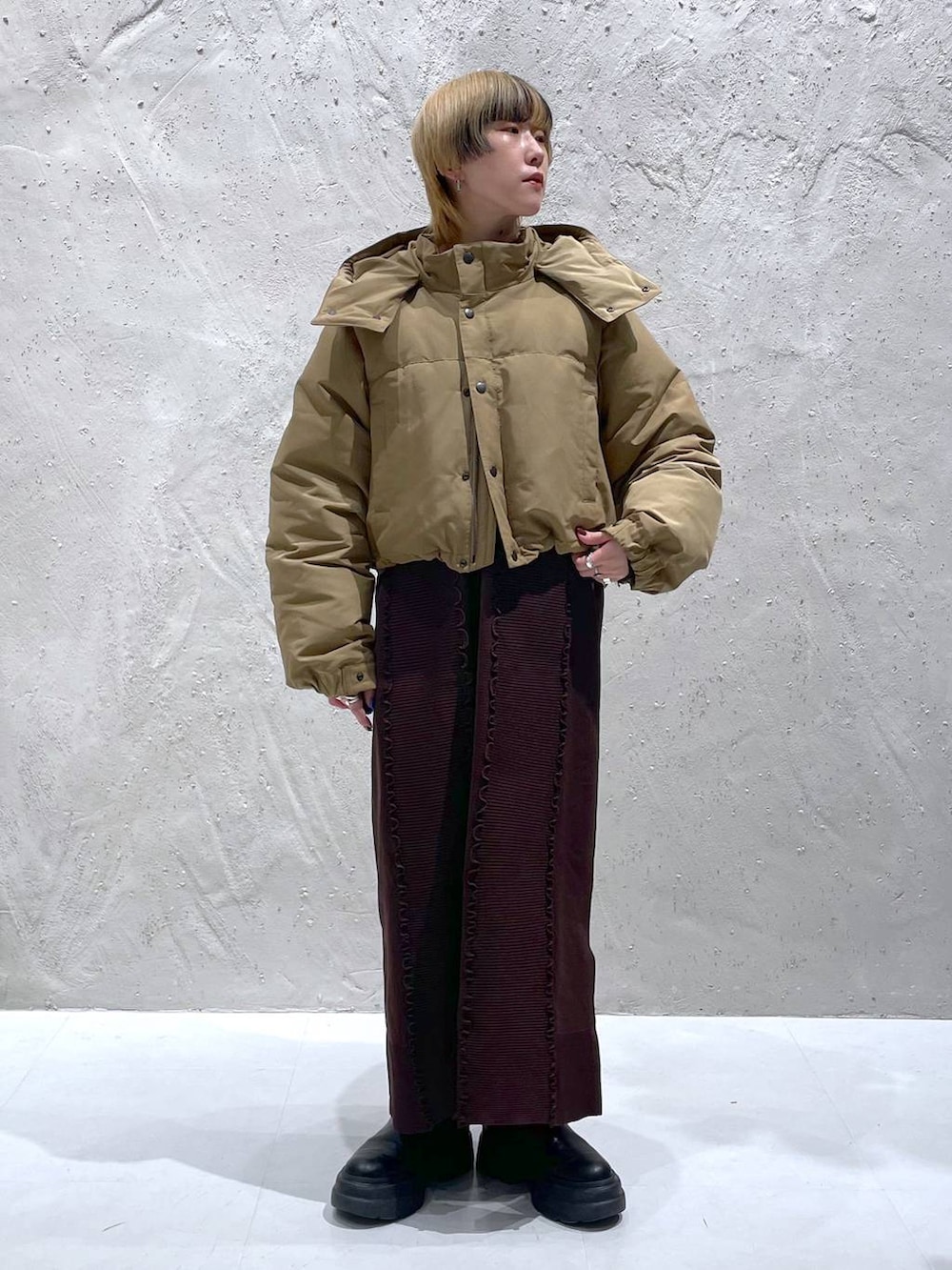 ブラウン系のワンピース、ブラウン系のダウンジャケット/コートを着用したレディースの秋コーディネートの7枚目の写真