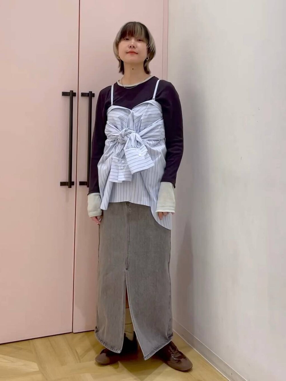 ブルー系のシャツ/ブラウス、グレー系のTシャツ/カットソー、ブラウン系のスニーカーを着用したレディースの冬コーディネートの4枚目の写真