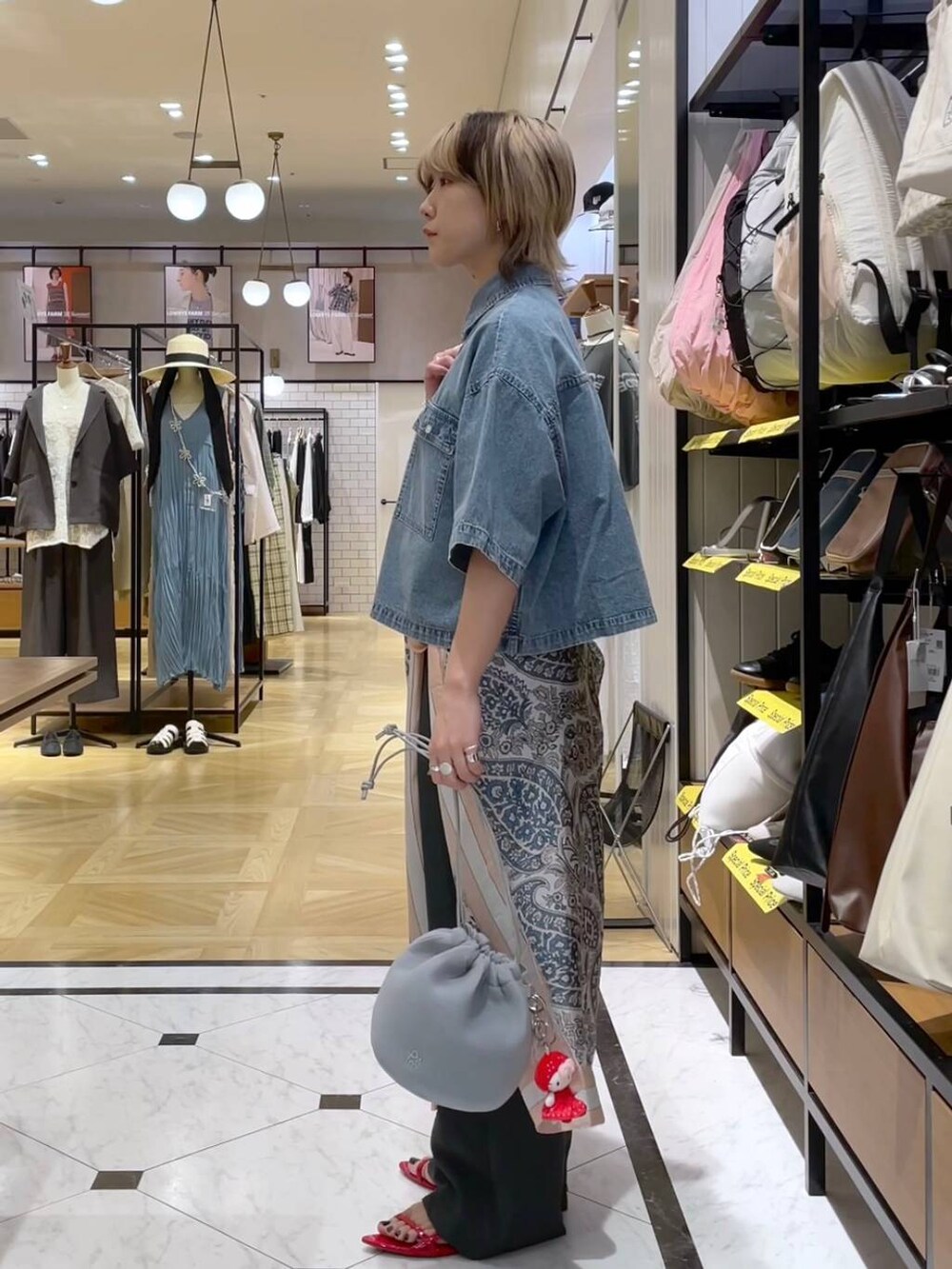 レッド系のサンダル、グレー系のショルダーバッグ、ブルー系のシャツ/ブラウスを着用したレディースの春コーディネートの2枚目の写真