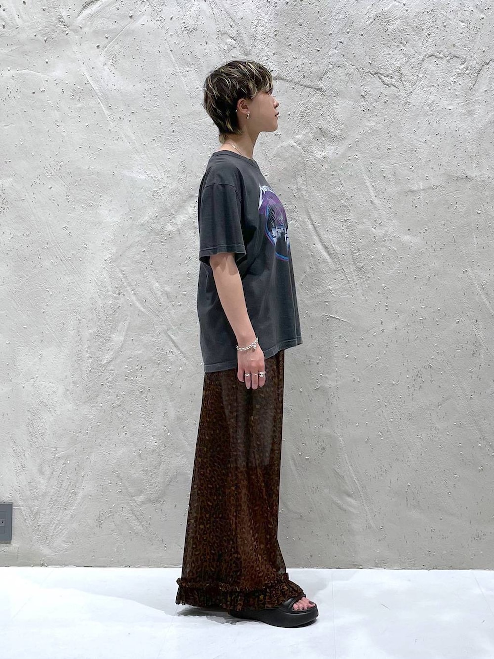 ブラック系のサンダル、その他のその他パンツ、ブラック系のTシャツ/カットソーを着用したレディースの夏コーディネートの2枚目の写真