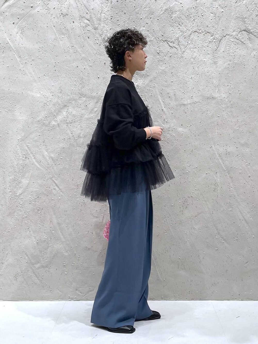 ブラック系のパンプス、ブルー系のその他パンツ、ピンク系のショルダーバッグを着用したレディースの秋コーディネートの2枚目の写真