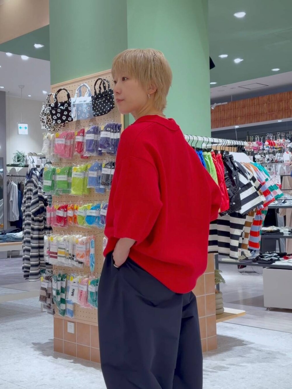 ブルー系のデニムパンツ、レッド系のTシャツ/カットソーを着用したレディースの春コーディネートの5枚目の写真