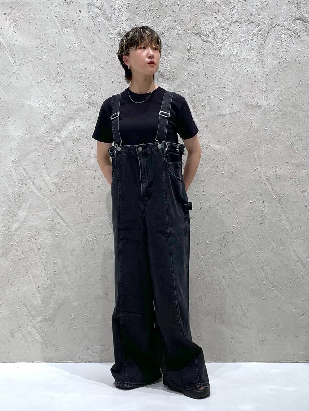 ブラック系のサンダル、グレー系のデニムパンツ、ブラック系のTシャツ/カットソーを着用したレディースの夏コーディネートの5枚目の写真