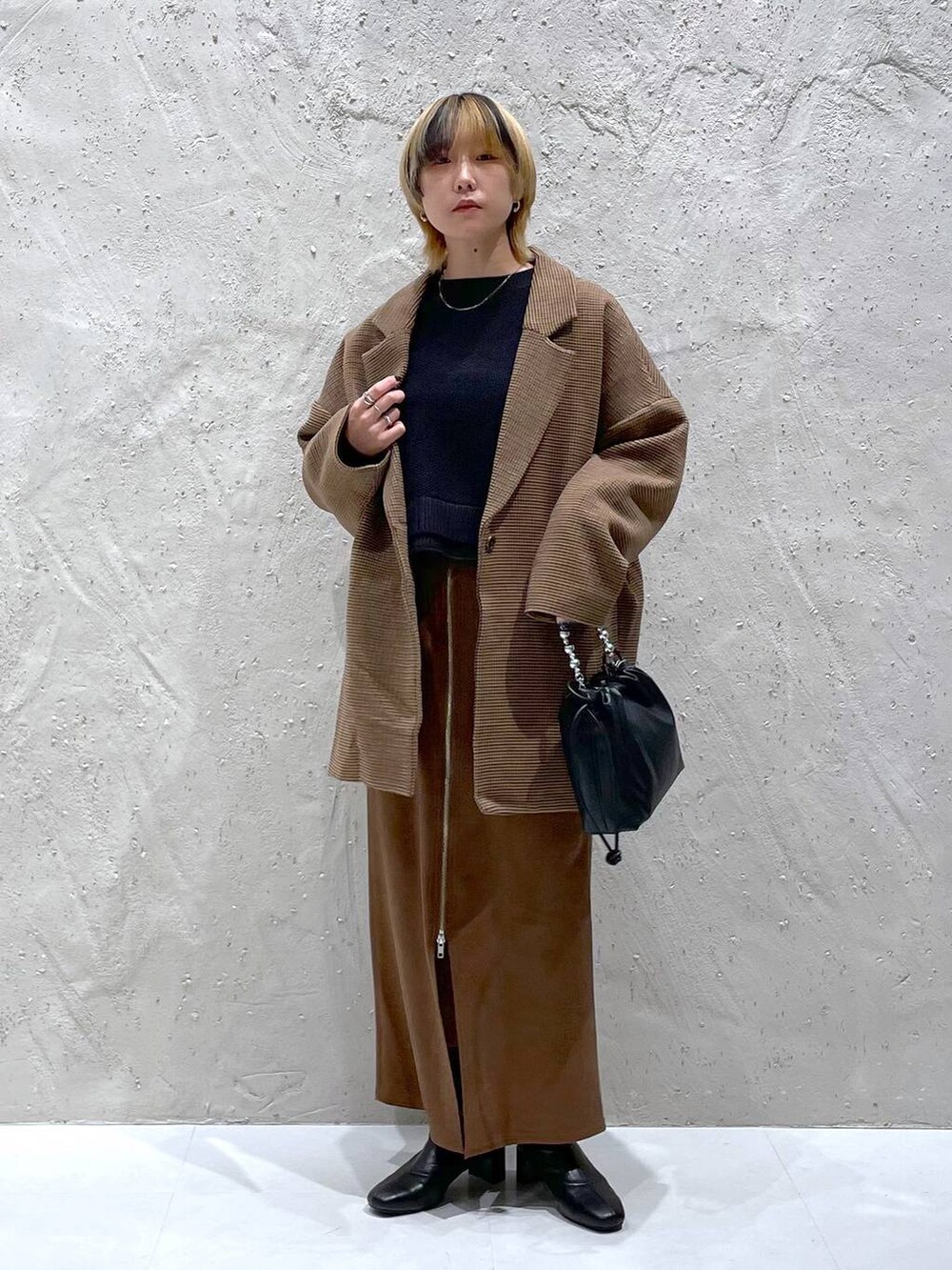 その他のテーラードジャケット、ブラック系のショルダーバッグ、ブラック系のブーツを着用したレディースの秋コーディネートの5枚目の写真