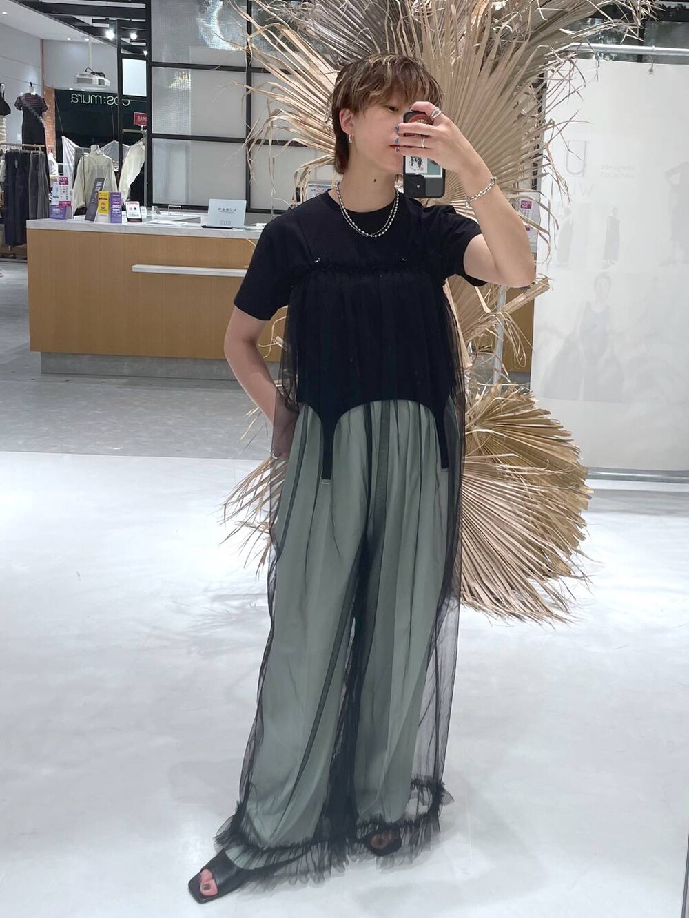 グリーン系のスラックス、ブラック系のTシャツ/カットソー、ブラック系のサロペット/オーバーオールを着用したレディースの夏コーディネートの6枚目の写真