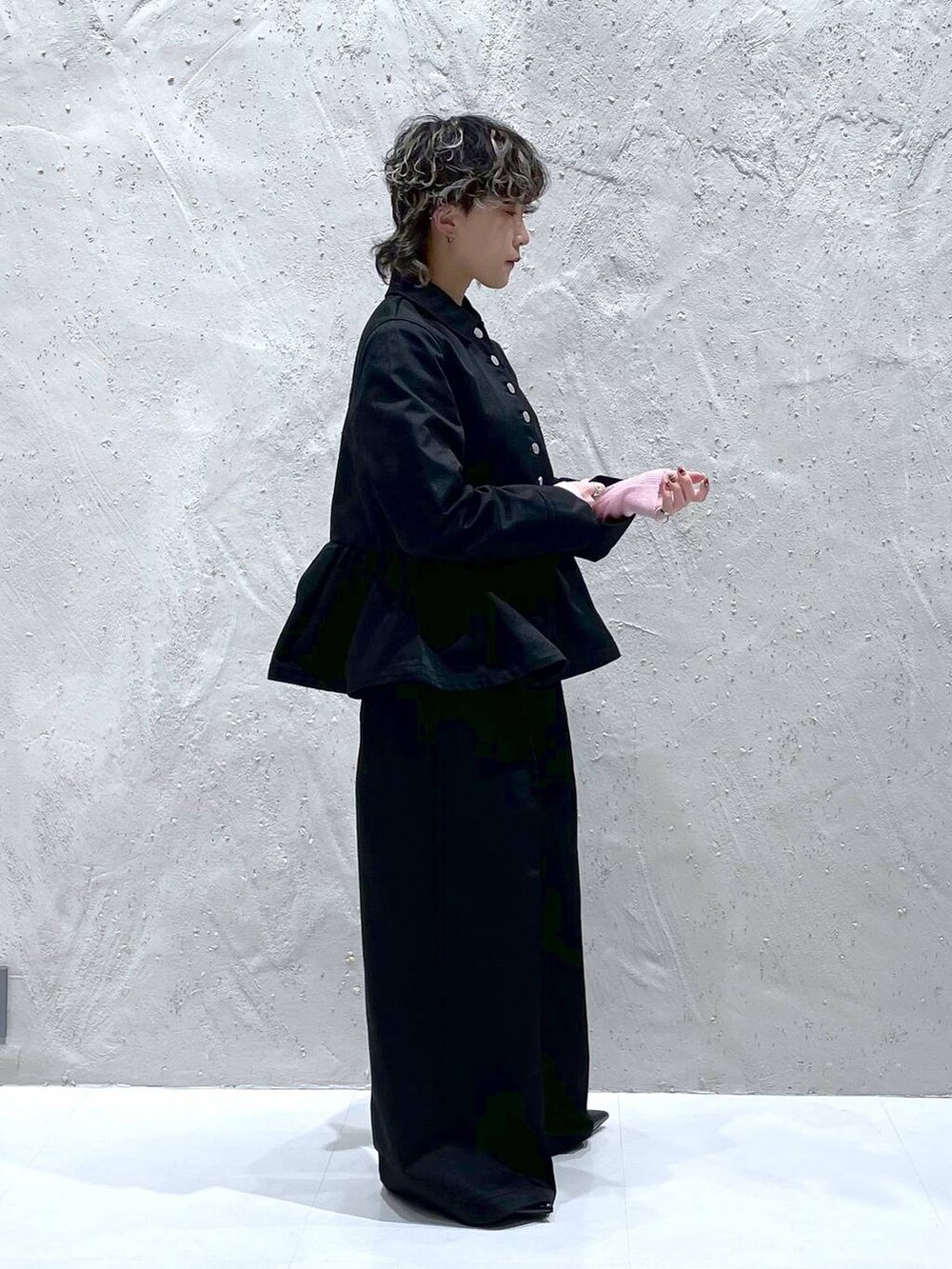 ブラック系のパンプス、ブラック系のその他アウター、ブラック系のその他パンツを着用したレディースの春コーディネートの4枚目の写真