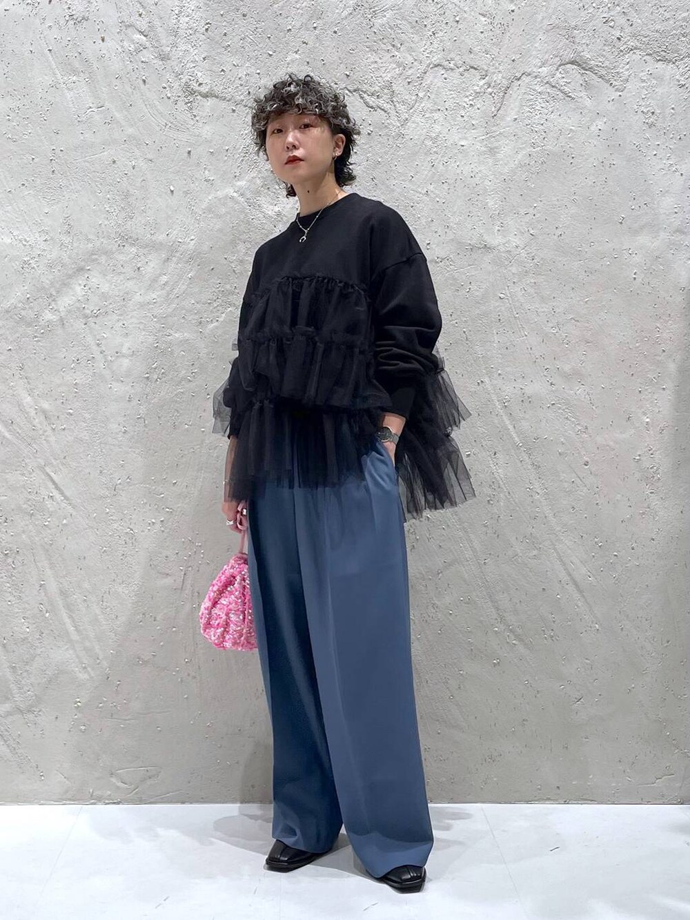 ブラック系のパンプス、ブルー系のその他パンツ、ピンク系のショルダーバッグを着用したレディースの秋コーディネートの5枚目の写真