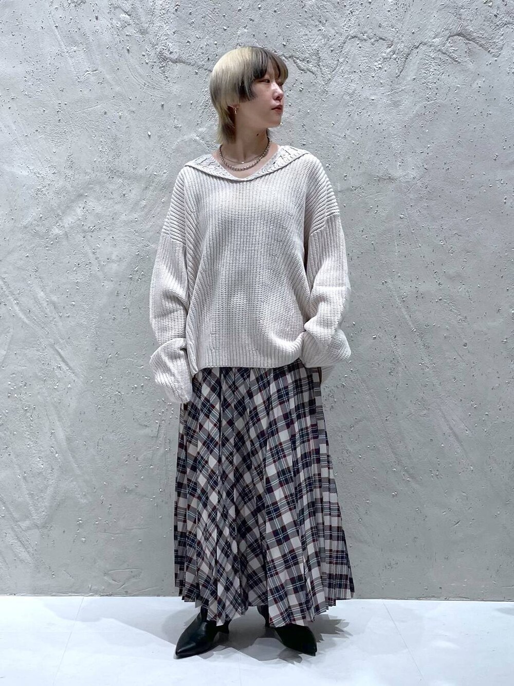 ブラック系のブーツ、その他のスカート、ホワイト系のニット/セーターを着用したレディースの冬コーディネートの2枚目の写真