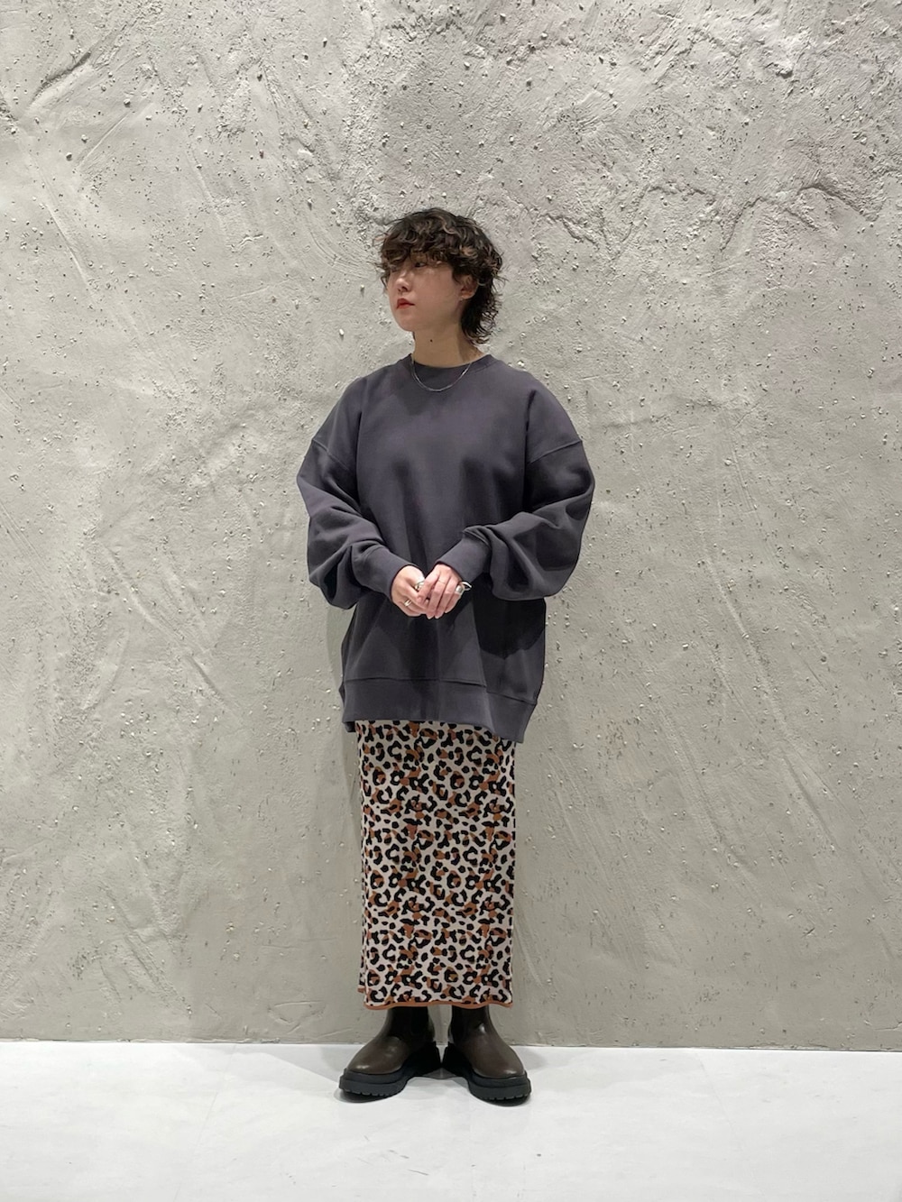 グレー系のスウェット、その他のスカート、ブラウン系のブーツを着用したレディースの秋コーディネートの4枚目の写真