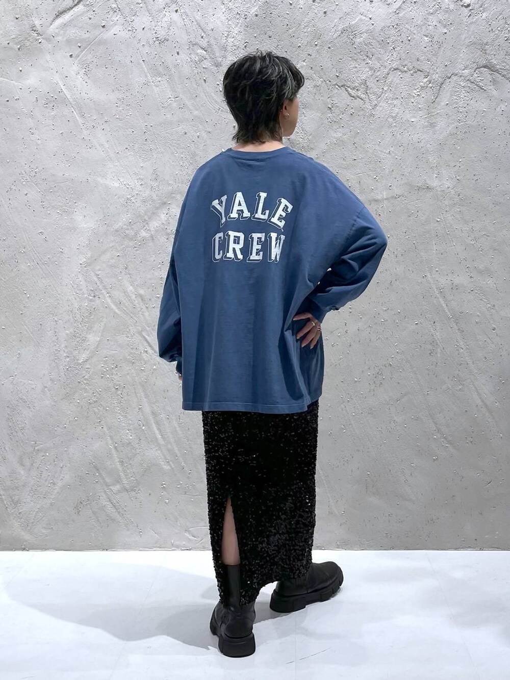 ブラック系のスカート、ブルー系のTシャツ/カットソーを着用したレディースの夏コーディネートの3枚目の写真