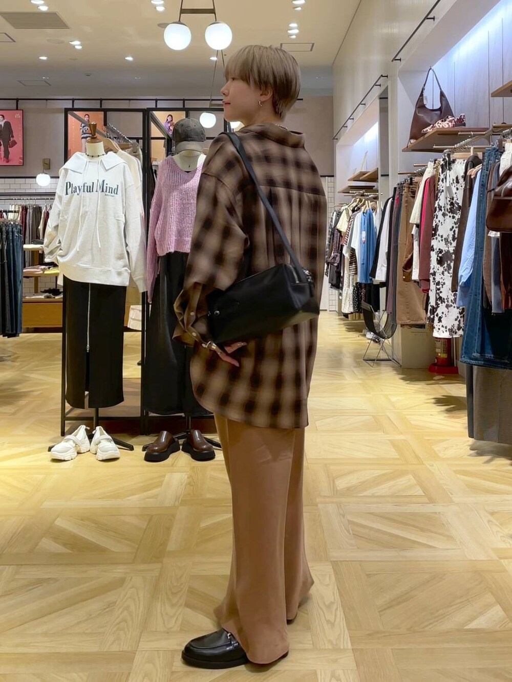 ブラウン系のシャツ/ブラウス、ブラック系のショルダーバッグ、ブラウン系のスカートを着用したレディースの秋コーディネートの2枚目の写真