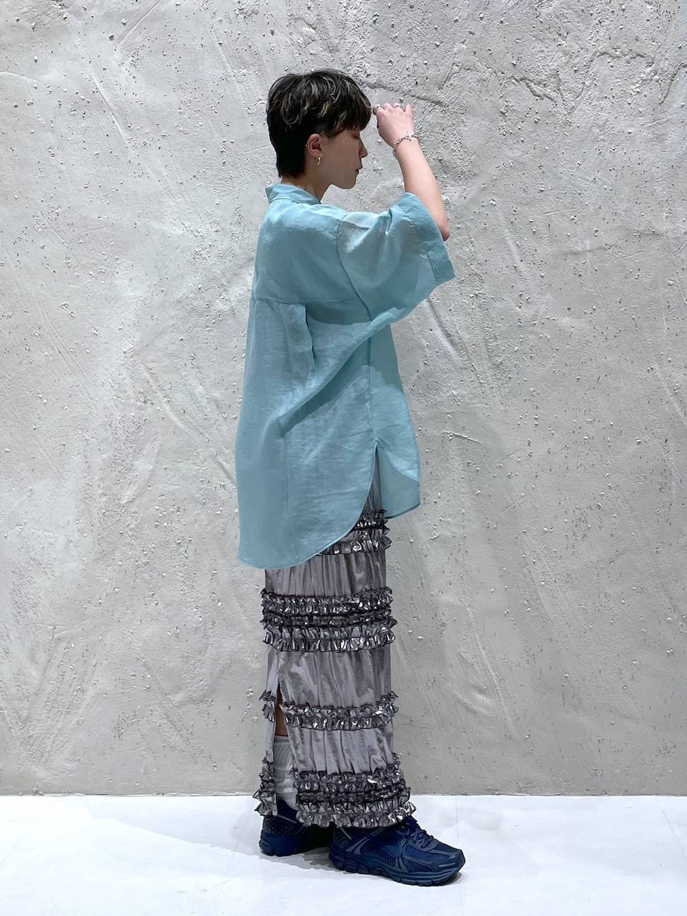 シルバー系のスカート、ブルー系のシャツ/ブラウスを着用したレディースの夏コーディネートの2枚目の写真