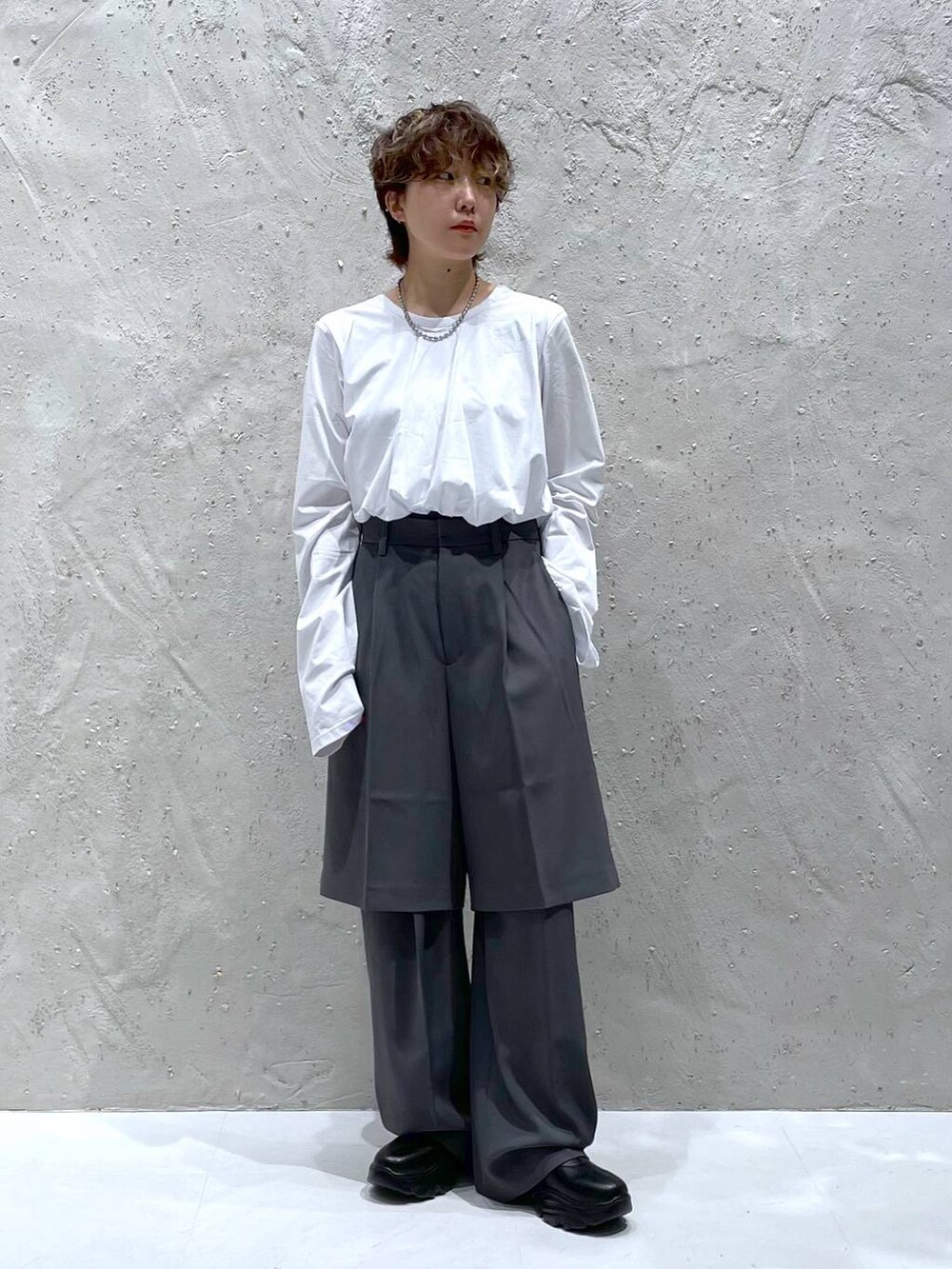 グレー系のスラックス、ホワイト系のTシャツ/カットソー、グレー系のその他パンツを着用したレディースの夏コーディネートの5枚目の写真