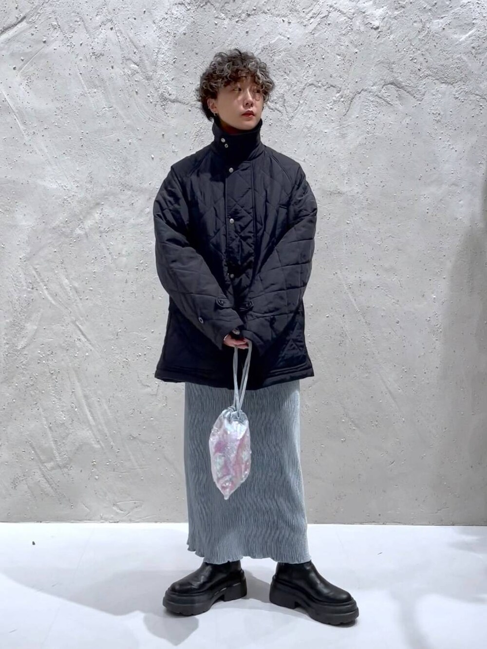 ブルー系のTシャツ/カットソー、ブラック系のブーツ、ホワイト系のハンドバッグを着用したレディースの冬コーディネートの6枚目の写真