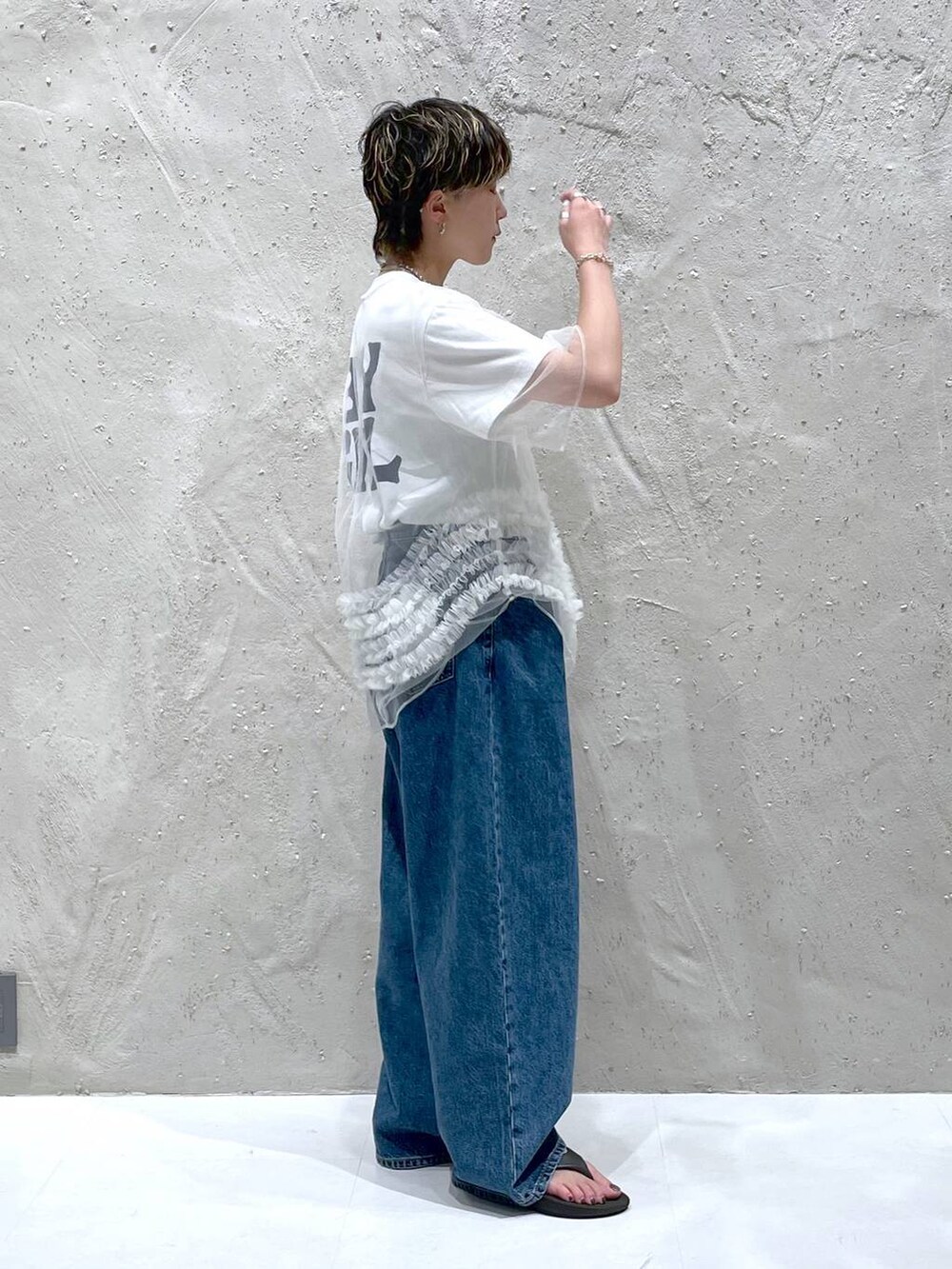 ホワイト系のTシャツ/カットソー、ブルー系のデニムパンツ、ホワイト系のシャツ/ブラウスを着用したレディースの夏コーディネートの2枚目の写真