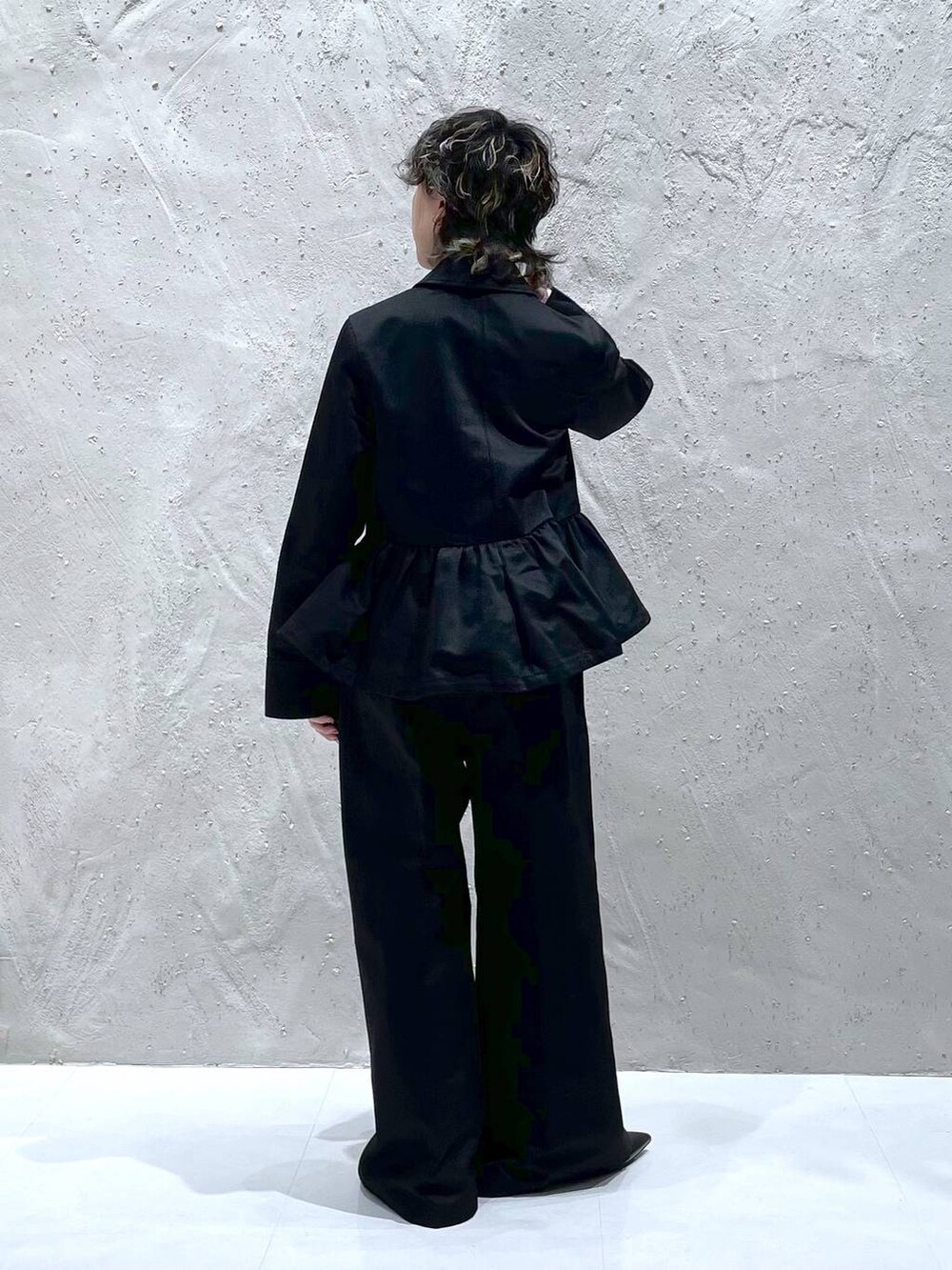 ブラック系のパンプス、ブラック系のその他アウター、ブラック系のその他パンツを着用したレディースの春コーディネートの3枚目の写真