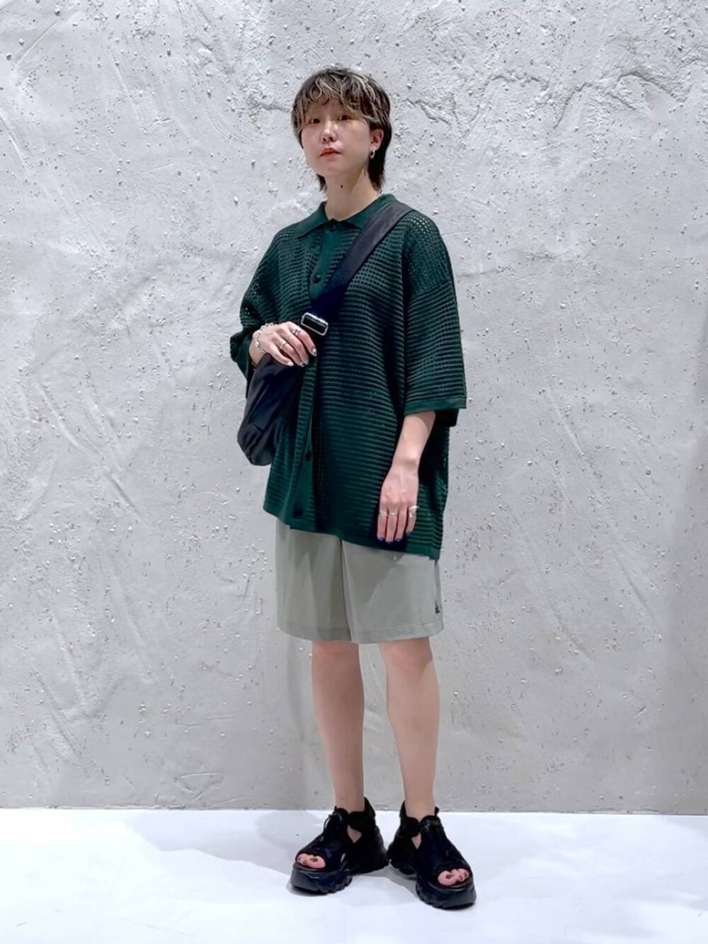 ブラック系のサンダル、グレー系のその他パンツ、ブラック系のショルダーバッグを着用したレディースの夏コーディネートの6枚目の写真