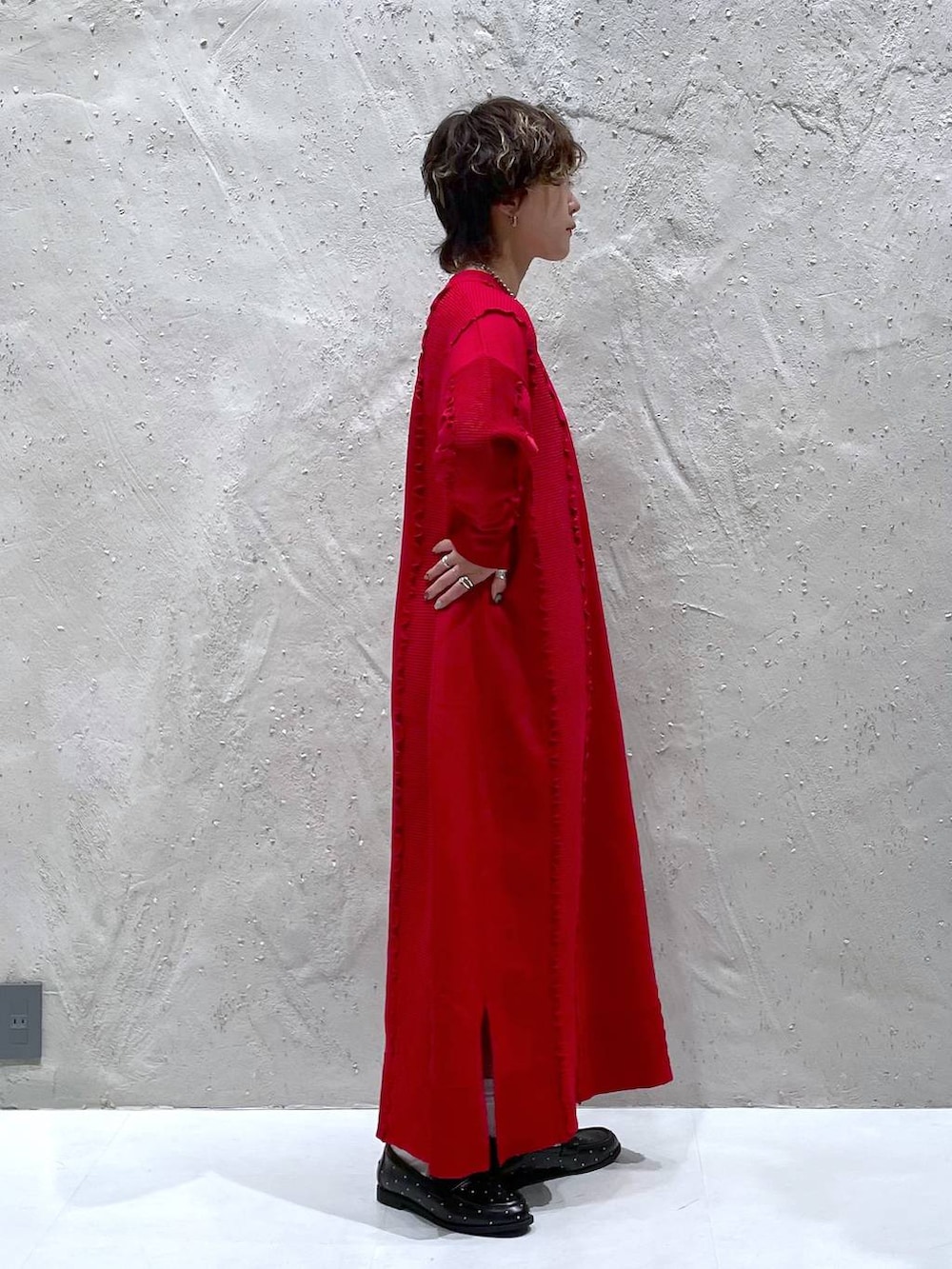 ブラック系のローファー、レッド系のワンピースを着用したレディースの秋コーディネートの2枚目の写真