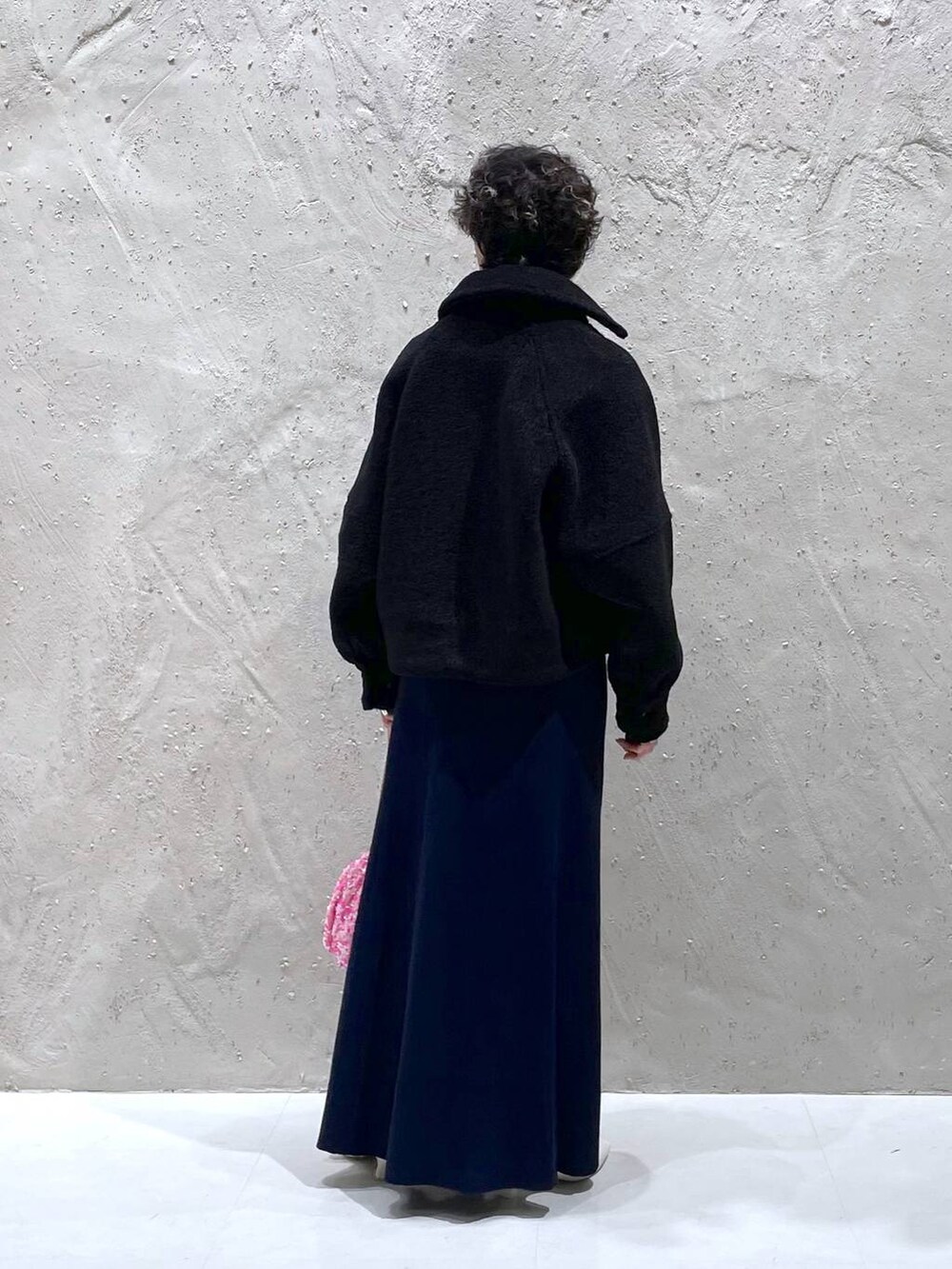 ホワイト系のブーツ、ブルー系のワンピース、ピンク系のショルダーバッグを着用したレディースの冬コーディネートの3枚目の写真