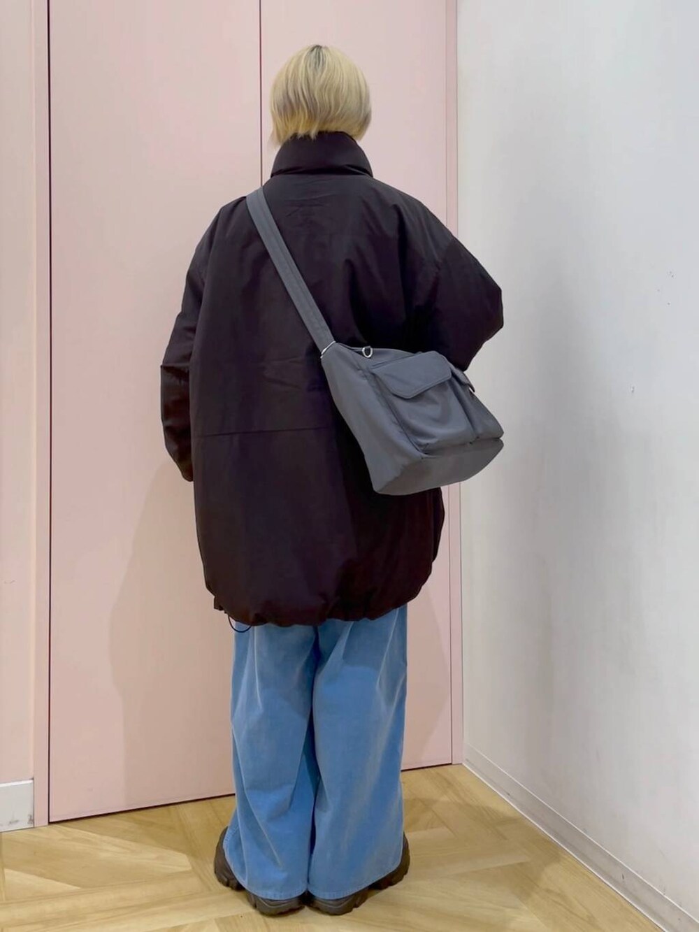 ブラック系のその他アウター、グレー系のショルダーバッグ、ブルー系のカーディガン/ボレロを着用したレディースの冬コーディネートの3枚目の写真