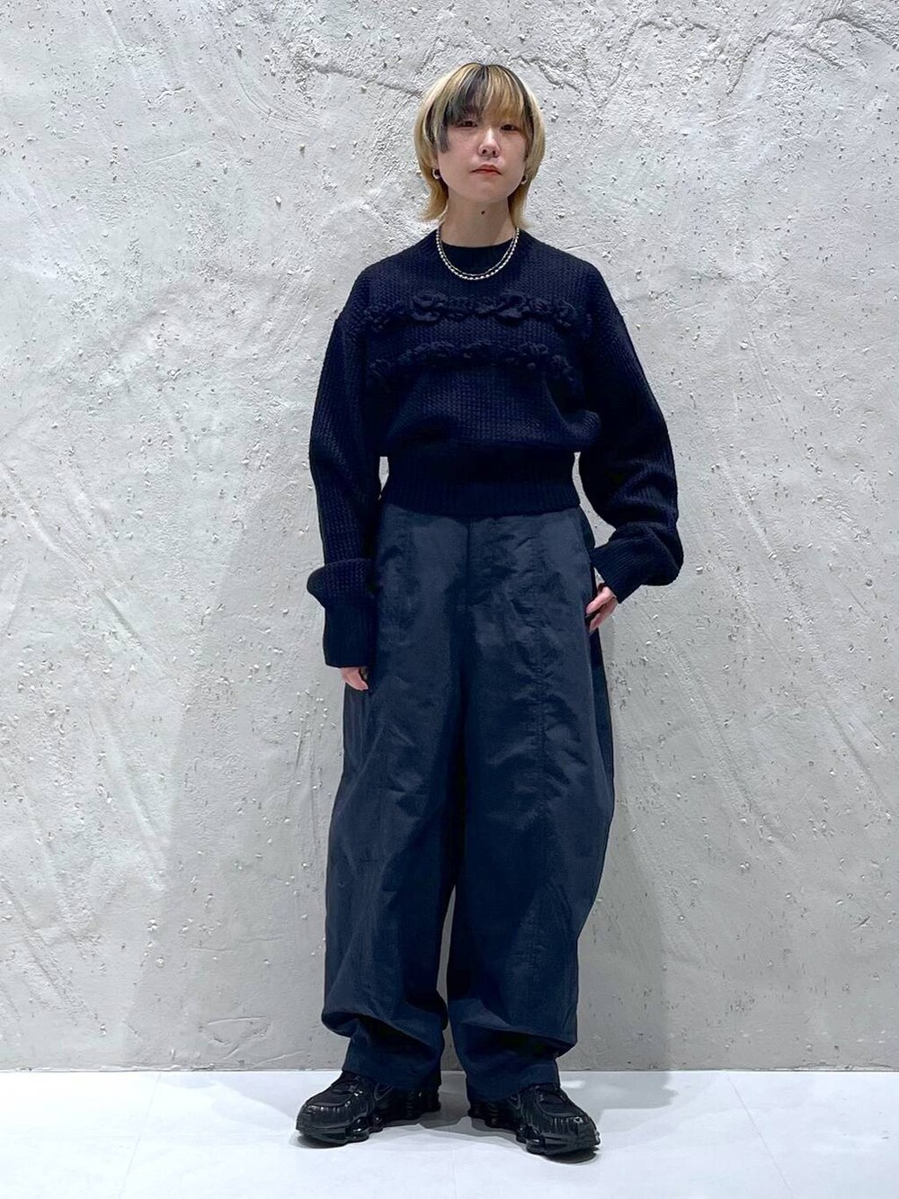 ブルー系のその他パンツ、ブルー系のニット/セーターを着用したレディースの秋コーディネートの6枚目の写真