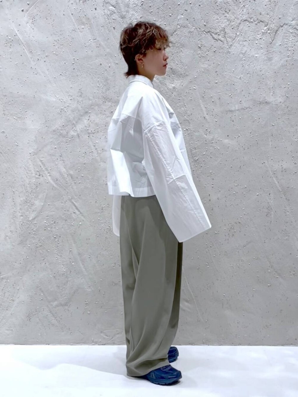 グリーン系のスラックス、ホワイト系のシャツ/ブラウスを着用したレディースの夏コーディネートの4枚目の写真