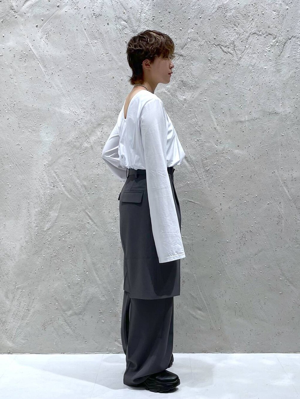 グレー系のスラックス、ホワイト系のTシャツ/カットソー、グレー系のその他パンツを着用したレディースの夏コーディネートの4枚目の写真