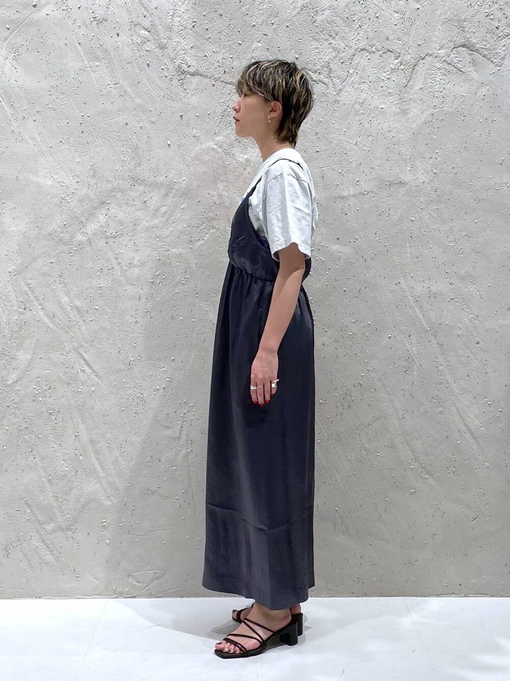 ブラック系のサンダル、グレー系のワンピース、グレー系のTシャツ/カットソーを着用したレディースの夏コーディネートの2枚目の写真