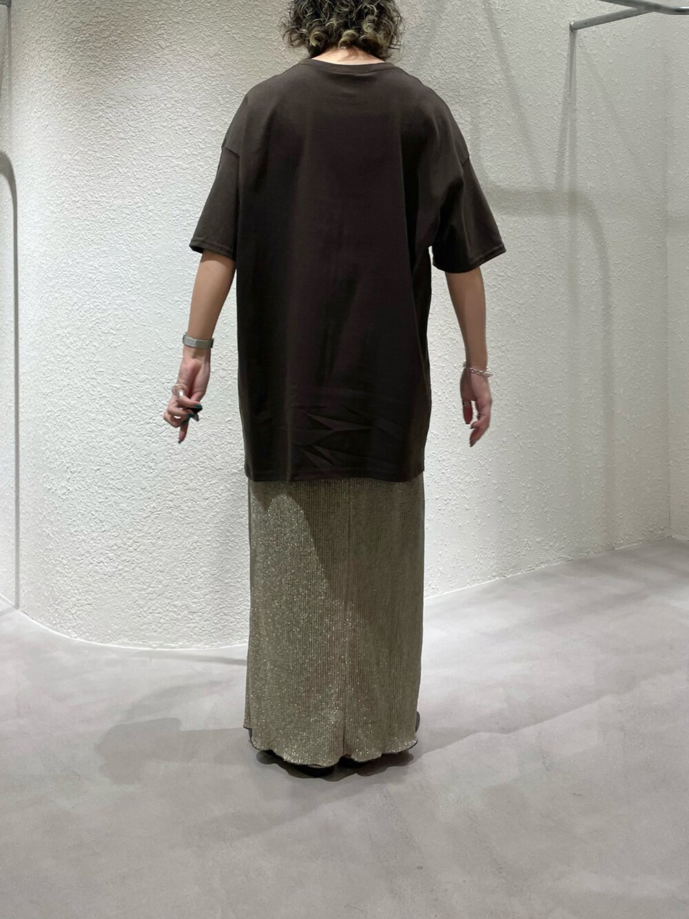 ベージュ系のスカート、シルバー系のブレスレットを着用したレディースの夏コーディネートの3枚目の写真