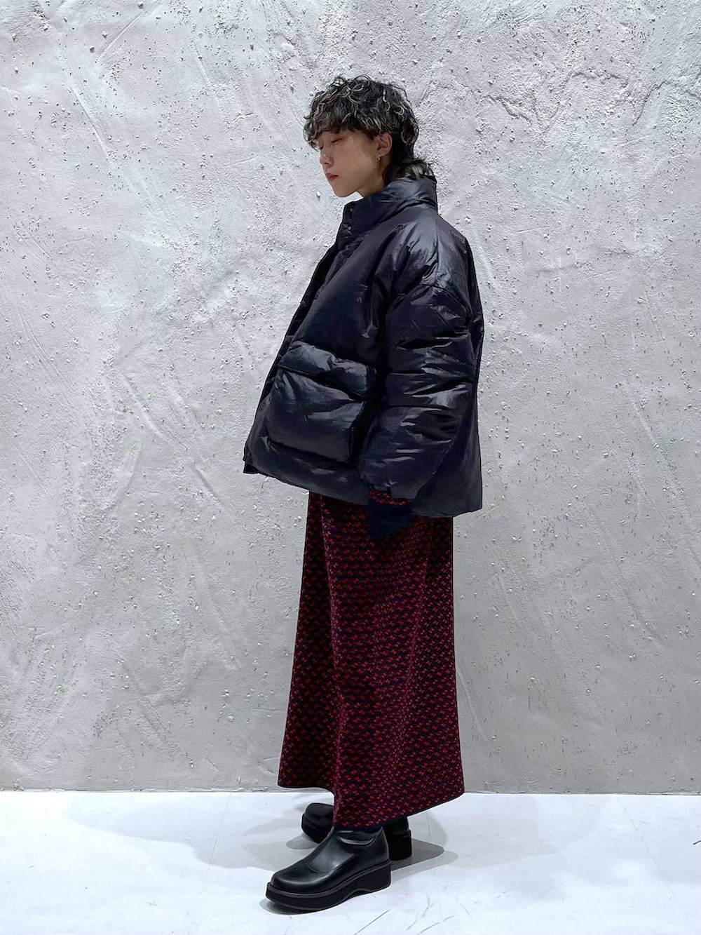 ブラック系のブーツ、ブラック系のダウンジャケット/コート、レッド系のワンピースを着用したレディースの秋コーディネートの4枚目の写真