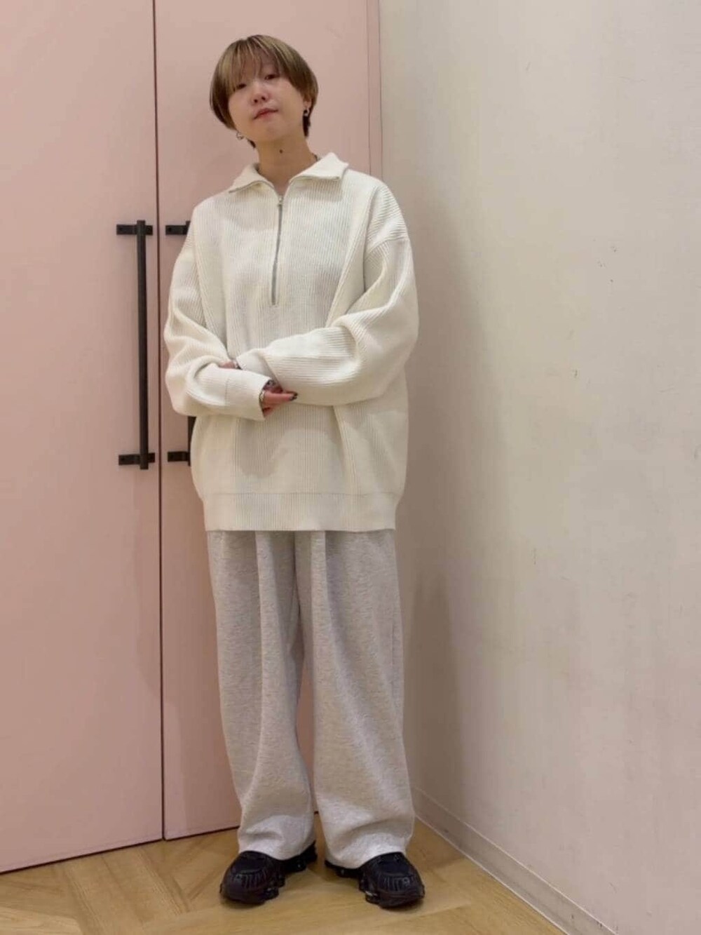 グレー系のスウェットパンツ、ホワイト系のニット/セーターを着用したレディースの冬コーディネートの4枚目の写真