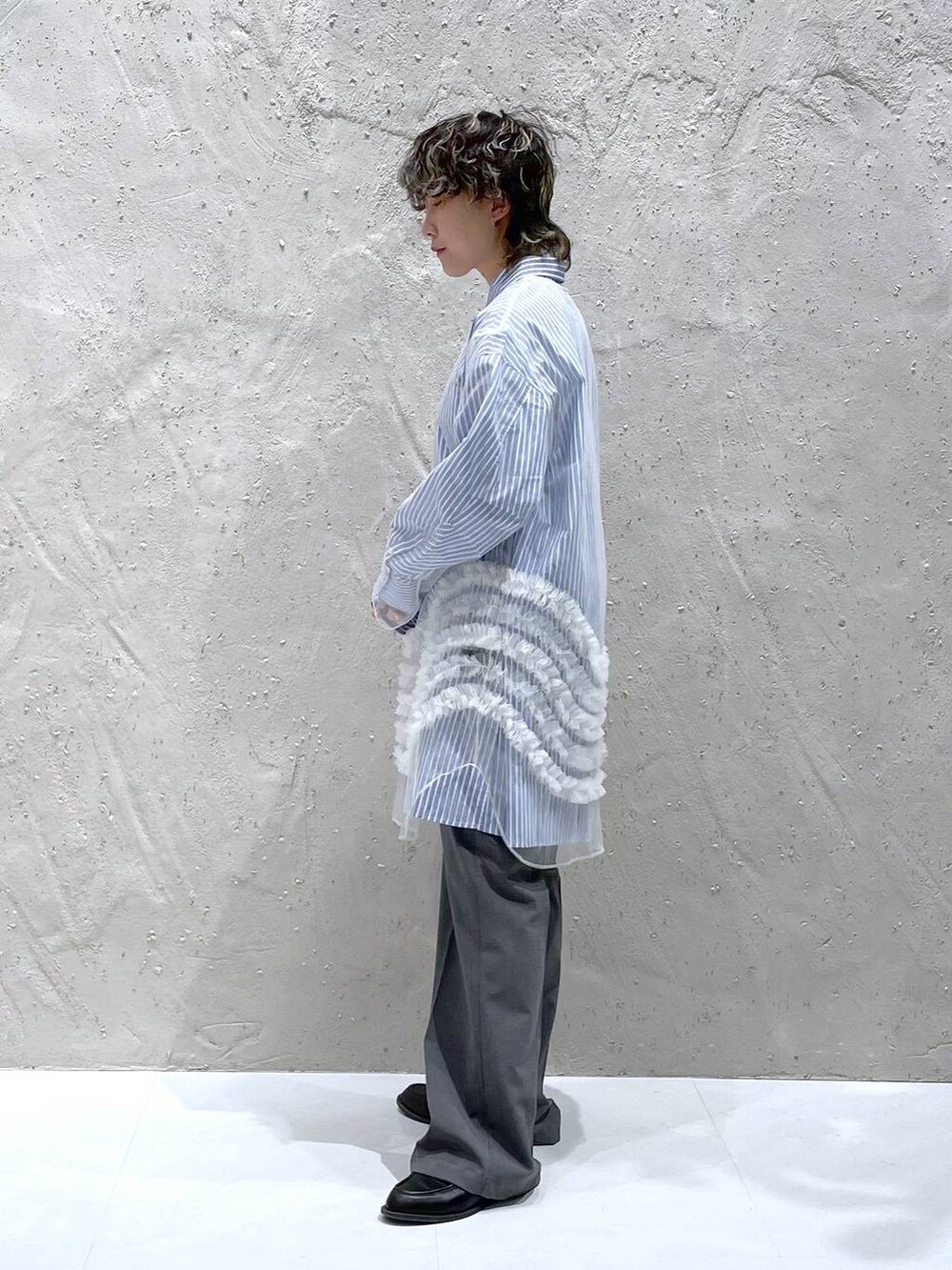 グレー系のその他パンツ、ブルー系のシャツ/ブラウス、ホワイト系のシャツ/ブラウスを着用したレディースの春コーディネートの4枚目の写真