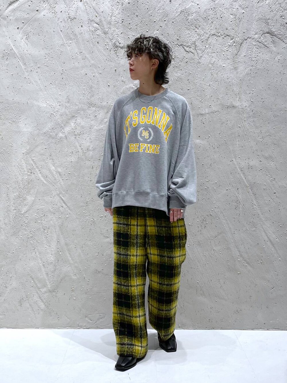 イエロー系のその他パンツ、ブラック系のパンプスを着用したレディースの秋コーディネートの5枚目の写真