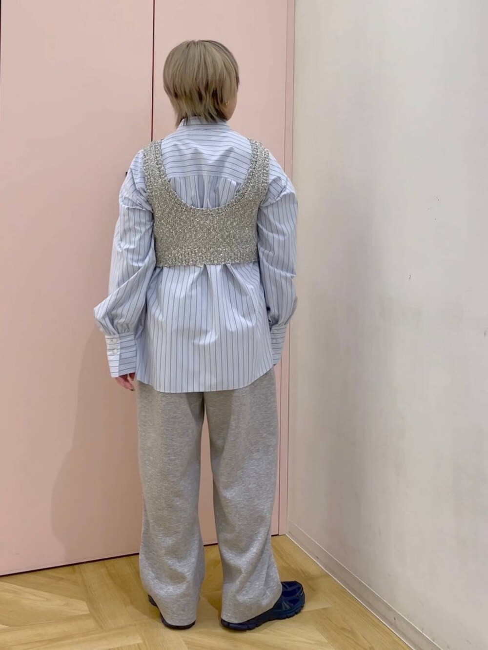 ブルー系のシャツ/ブラウス、グレー系のスウェットパンツ、グレー系のニット/セーターを着用したレディースの冬コーディネートの3枚目の写真