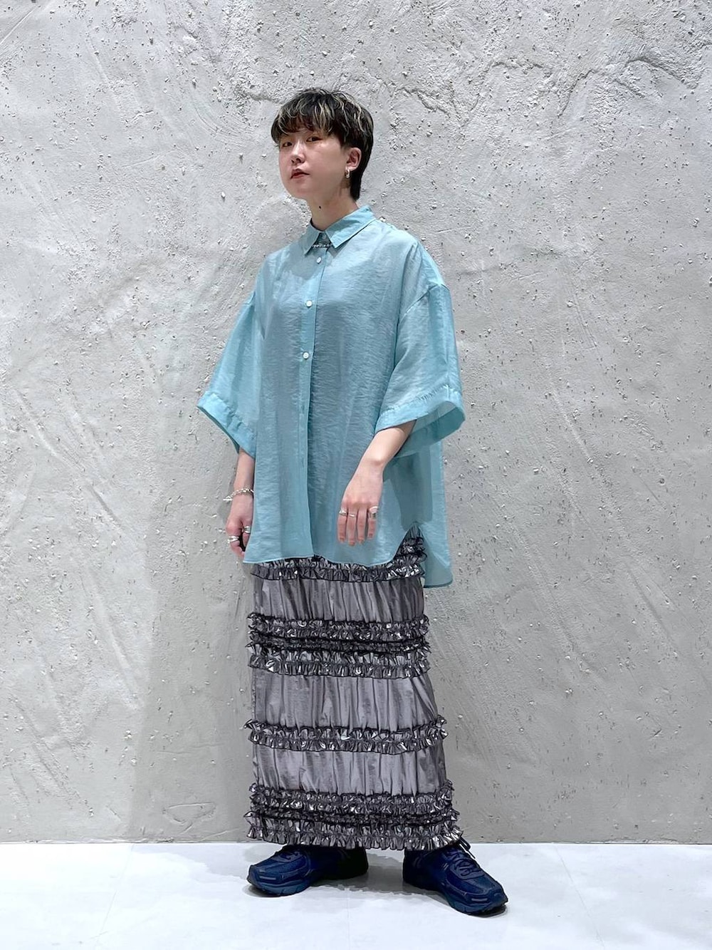 シルバー系のスカート、ブルー系のシャツ/ブラウスを着用したレディースの夏コーディネートの5枚目の写真