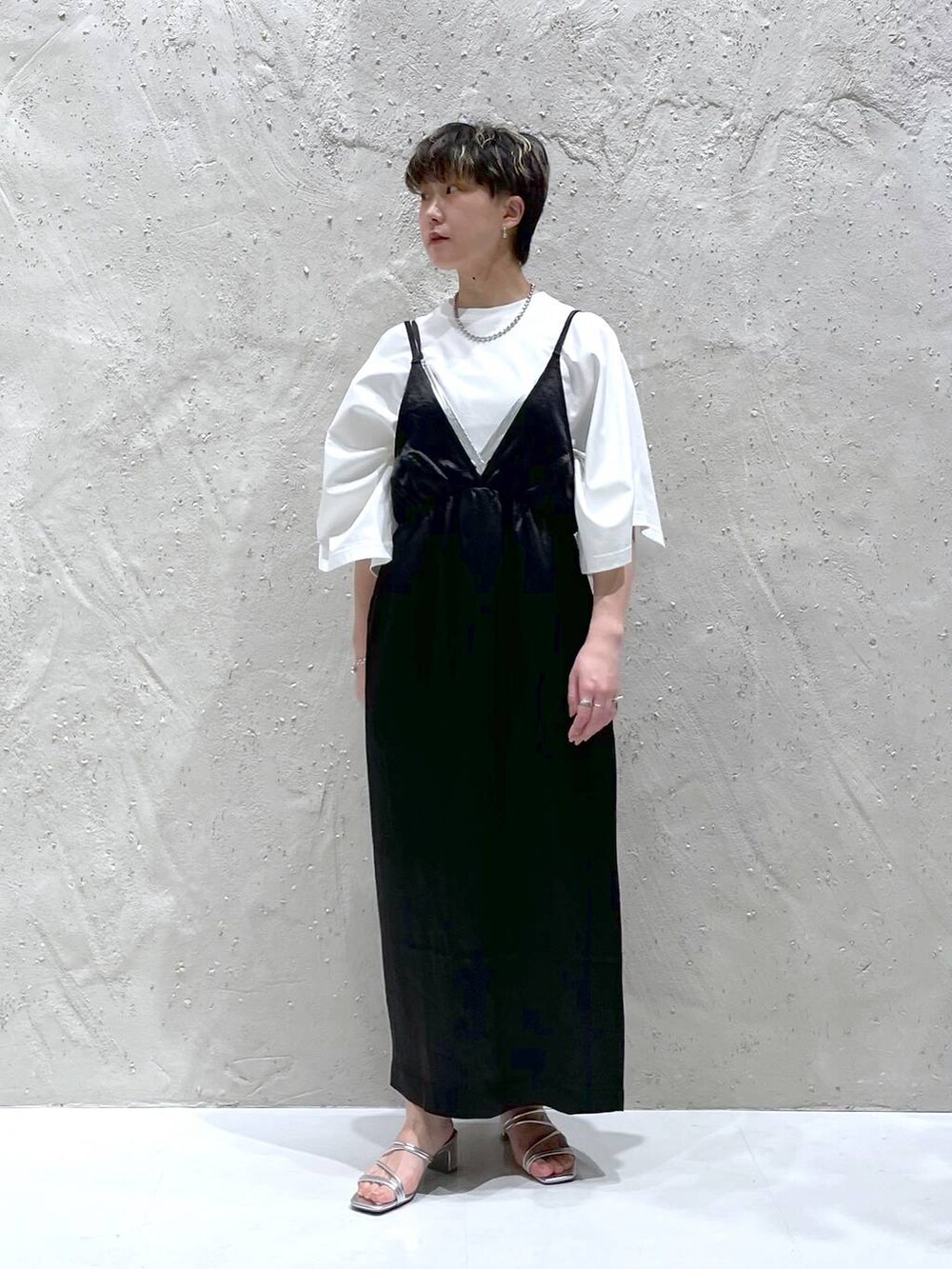 シルバー系のサンダル、ホワイト系のTシャツ/カットソー、ブラック系のワンピースを着用したレディースの春コーディネートの5枚目の写真