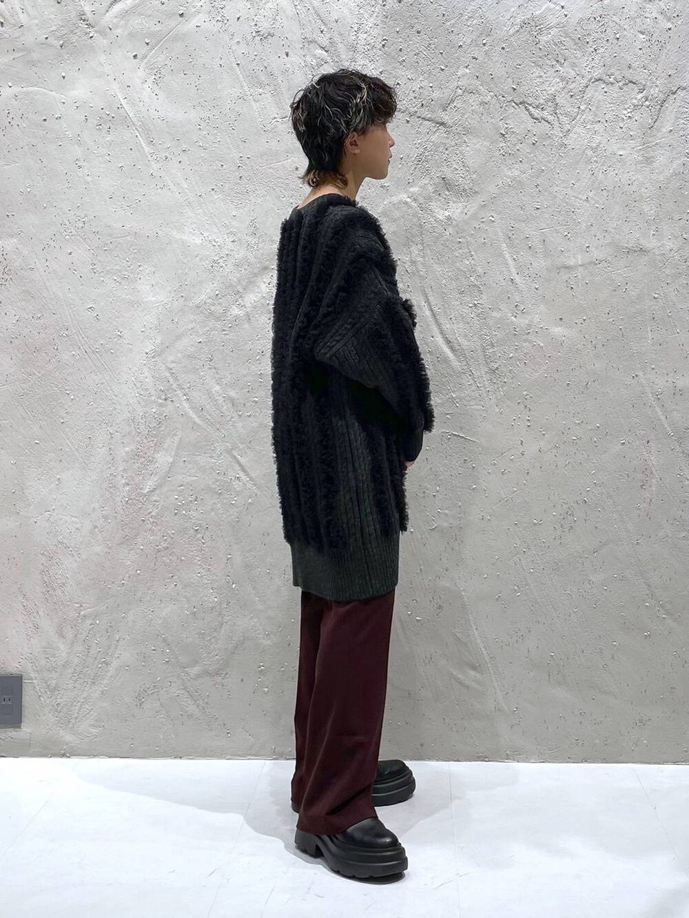 ブラック系のブーツ、ブラウン系のその他パンツ、グレー系のワンピースを着用したレディースの秋コーディネートの4枚目の写真