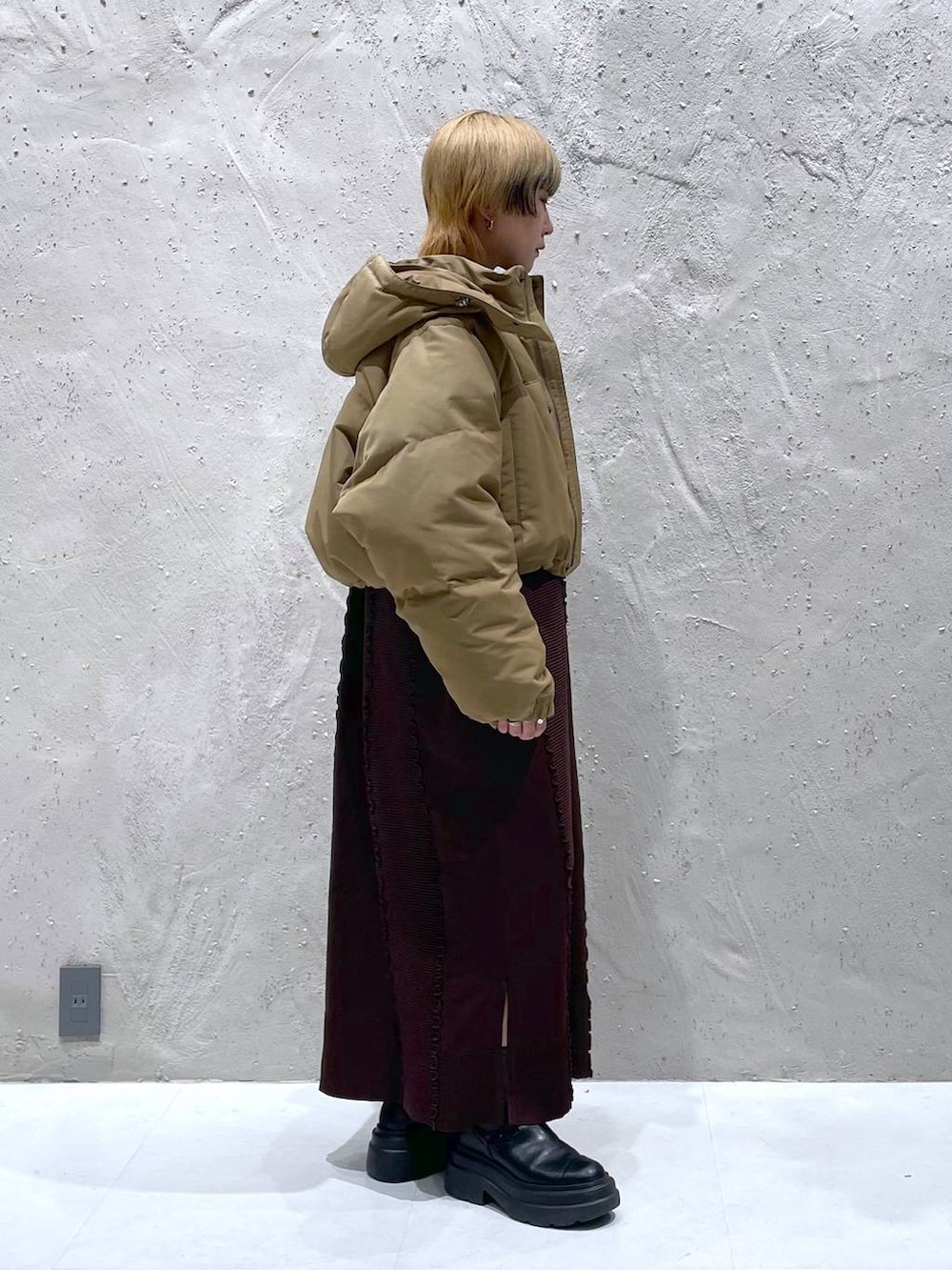 ブラウン系のワンピース、ブラウン系のダウンジャケット/コートを着用したレディースの秋コーディネートの4枚目の写真